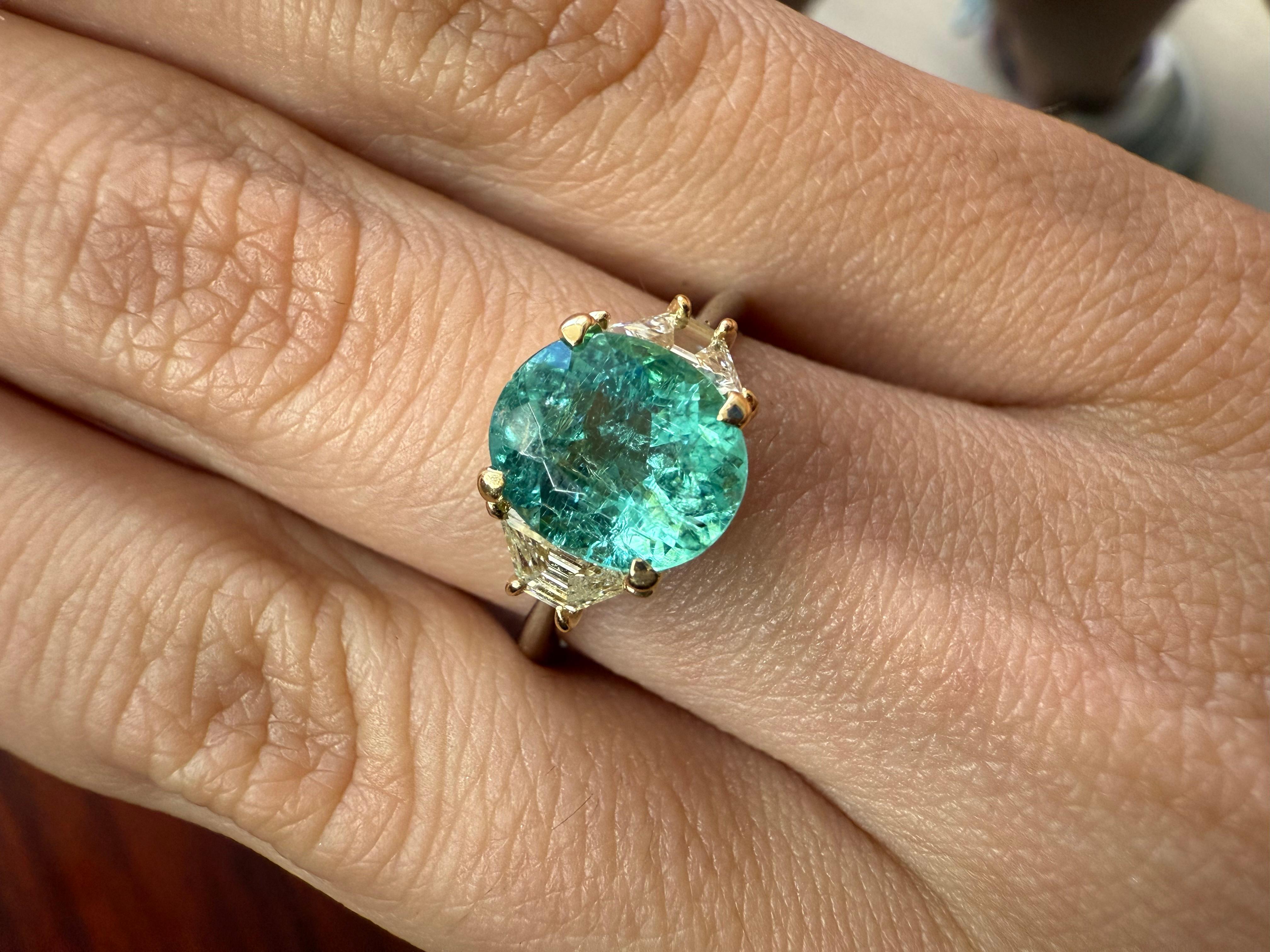 Taille ovale Bague à trois pierres en tourmaline Paraiba de 2,26 carats en vente