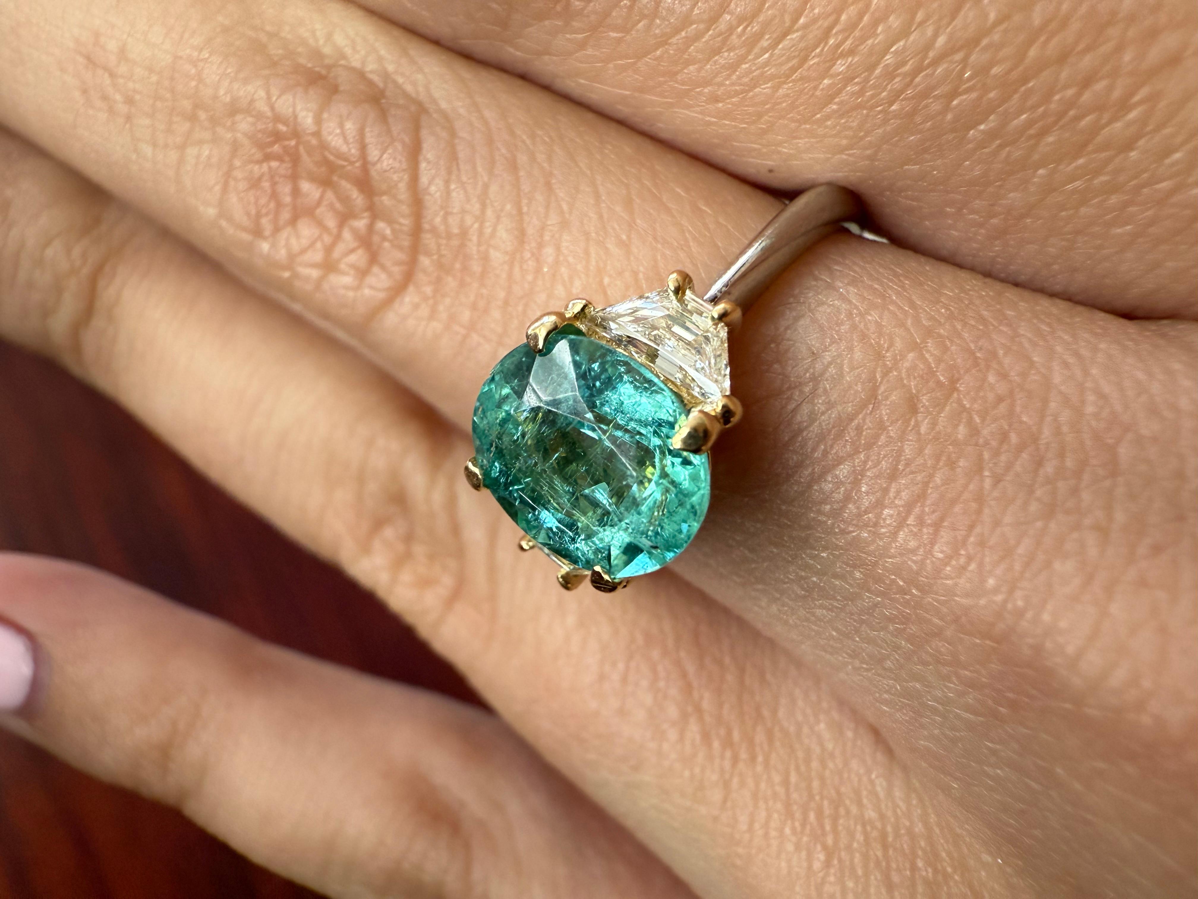 Bague à trois pierres en tourmaline Paraiba de 2,26 carats Unisexe en vente