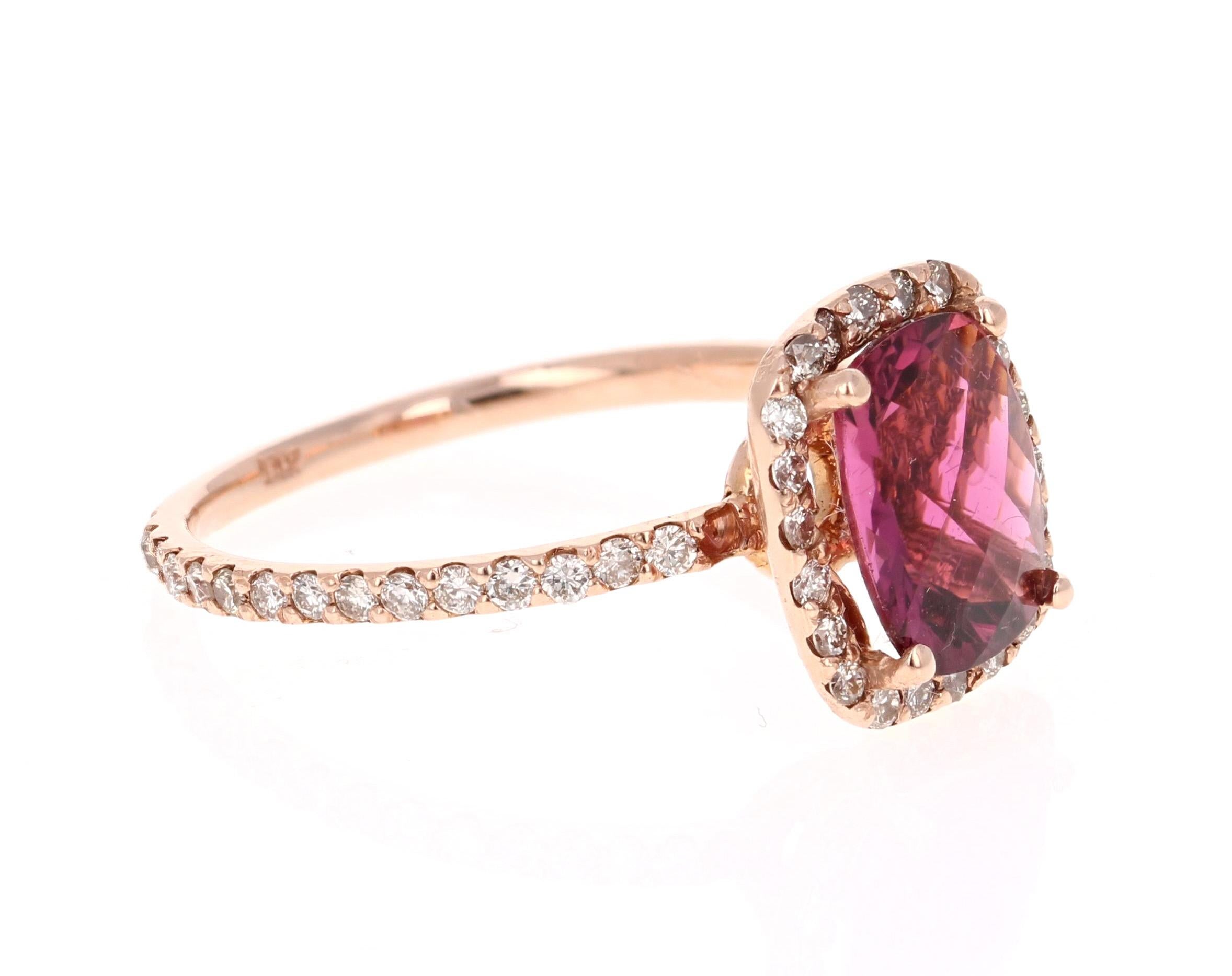 ¡Vaya! Hermoso y Radiante Anillo de Turmalina Rosa en un Precioso Engaste de Oro Rosa.

Este anillo tiene una Turmalina Rosa talla cojín que pesa 1,73 Quilates. Alrededor de la turmalina flotan 74 diamantes talla redonda en un halo de 1,73 quilates.