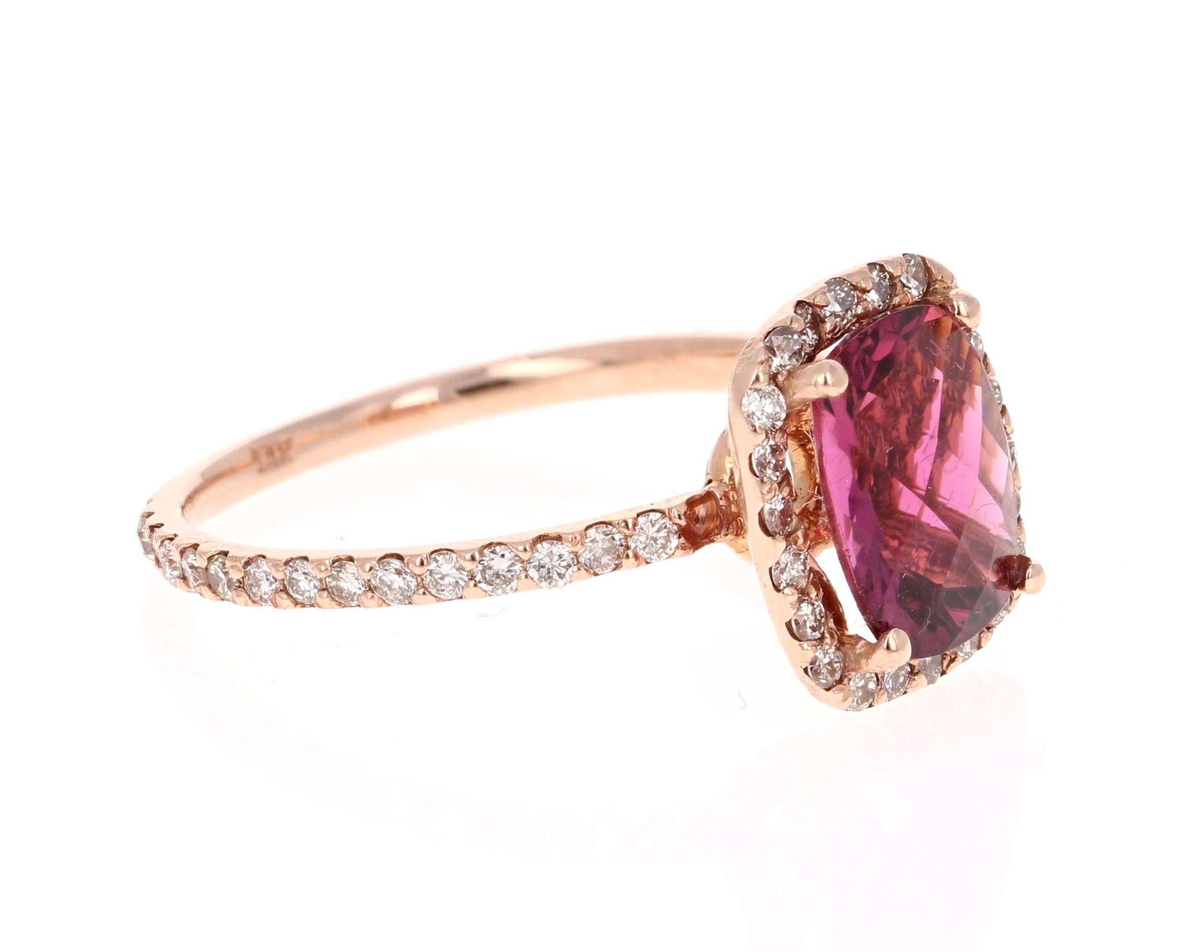 Super ! Belle et radieuse bague en tourmaline rose dans un magnifique cadre en or rose.

Cette bague contient une tourmaline rose taillée en coussin qui pèse 1.73 carats. Autour de la tourmaline flottent 74 diamants de taille ronde dans un halo