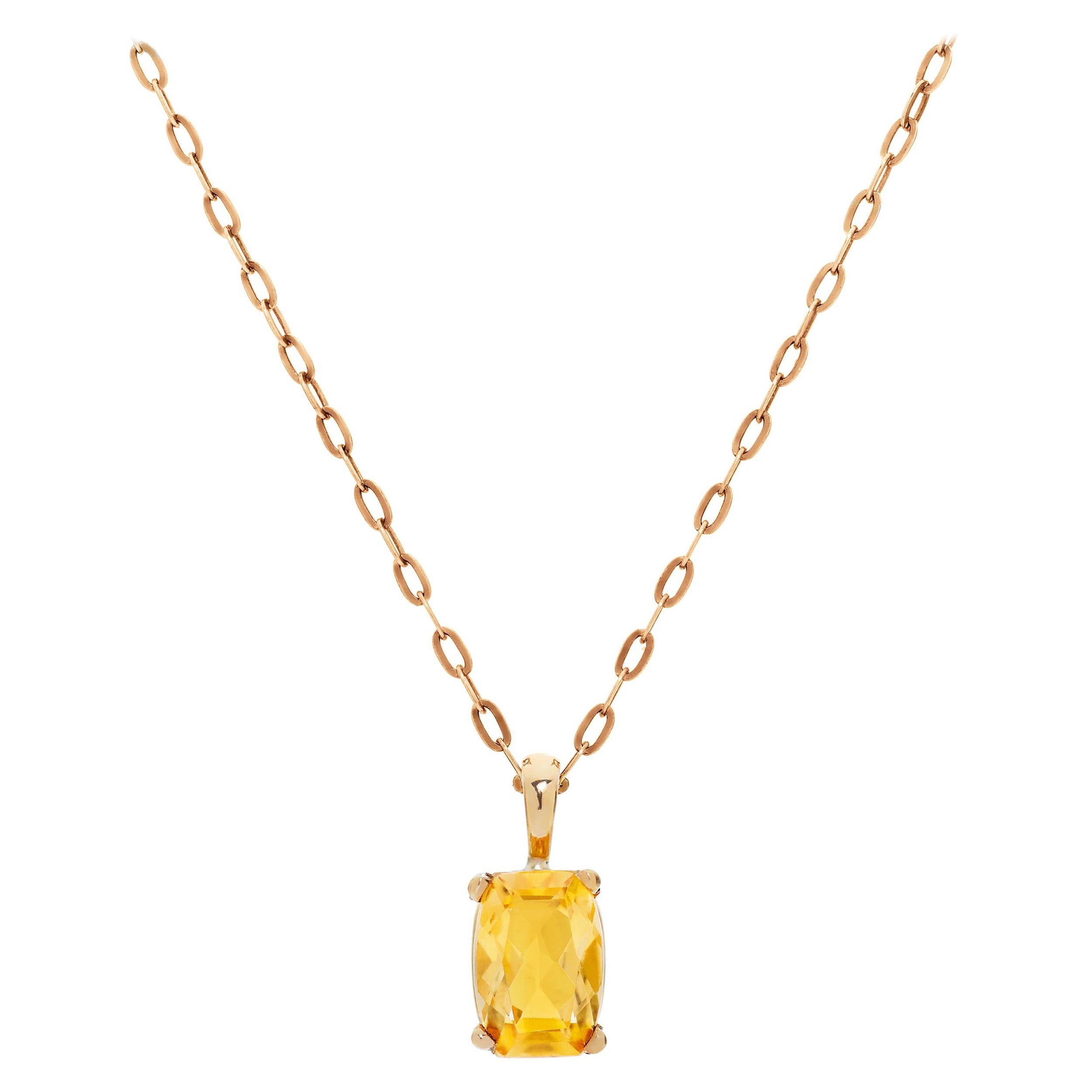 Un précieux collier et des boucles d'oreilles assortis avec un total de 2,26 carats de citrine taillée en coussin en or jaune 18 carats.  Le pendentif est suspendu à une chaîne de 18 pouces en or jaune 18 carats.  