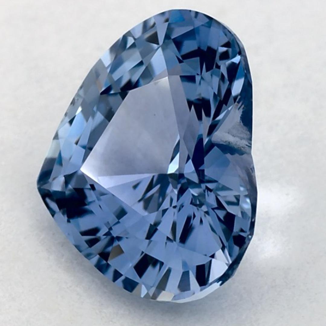 Ce saphir bleu naturel offre élégance et sophistication. Avec sa riche saturation des couleurs et sa coupe précise, il constitue la pièce maîtresse parfaite pour une bague de fiançailles ou une conception de bijoux de luxe.

Ce saphir provient du