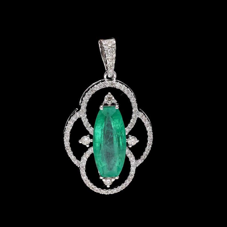 2.26 Cts. Pendentif émeraude naturelle et diamant  Or blanc 18 carats et diamants naturels Neuf - En vente à jaipur, IN