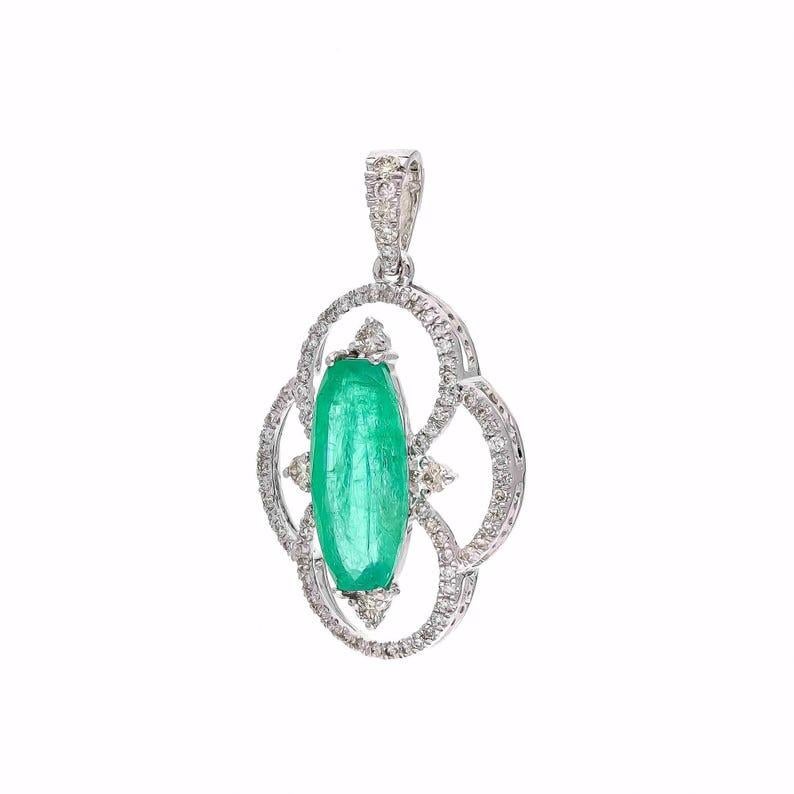 2.26 Cts. Pendentif émeraude naturelle et diamant  Or blanc 18 carats et diamants naturels en vente 1