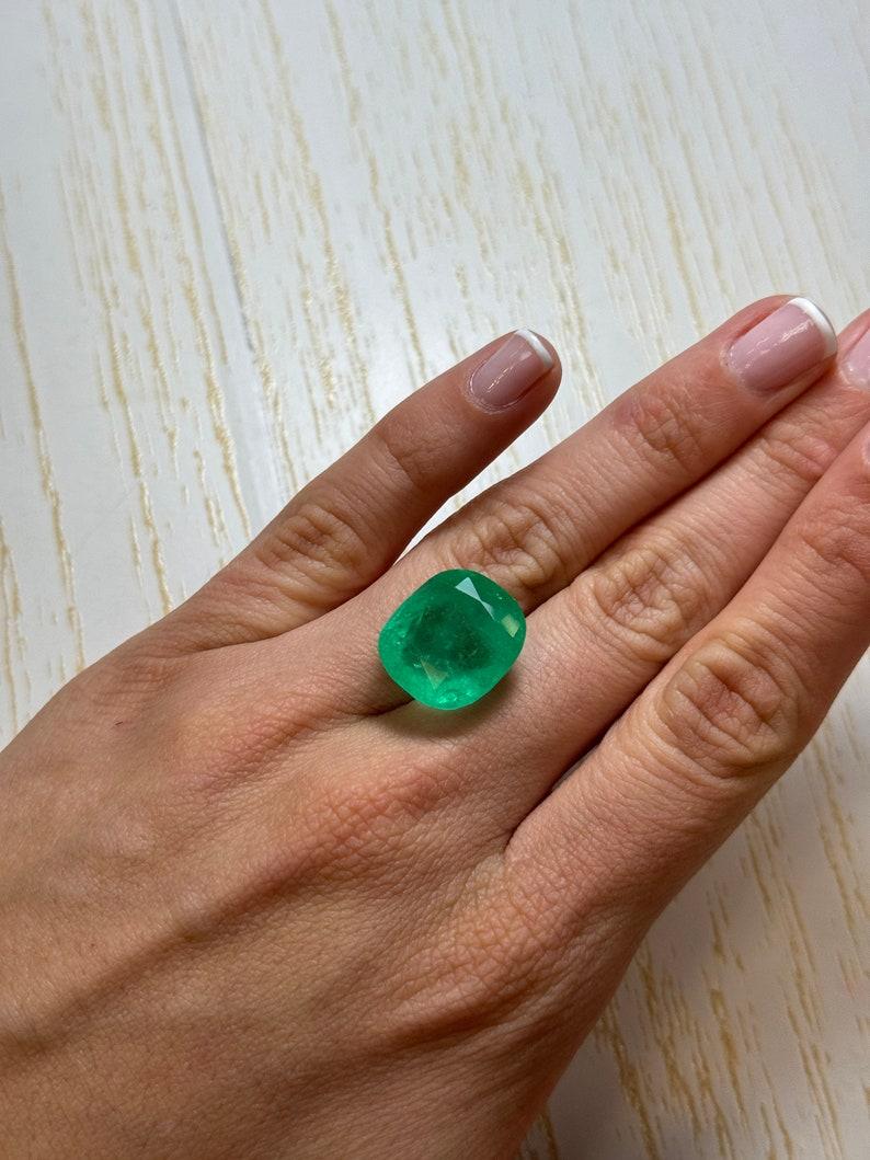 Esmeralda colombiana verde primavera de 22,61 quilates - 18x16 Piedra de nacimiento de mayo talla cojín en venta 3