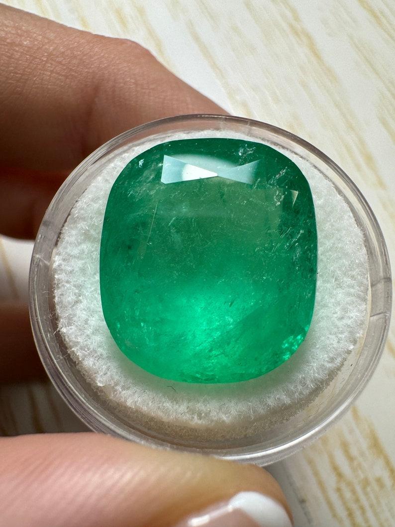 Piedra: Esmeralda
Peso: 22,61 quilates
Forma: Corte de cojín
Claridad: Transparente
Lustre: Muy bueno
Color: Verde medio
Medidas: 18,14 mm x 16,14 mm x 10,51 mm
Origen geográfico: Colombia
Tratamiento: Natural, Engrasado

Observaciones: Debido a sus