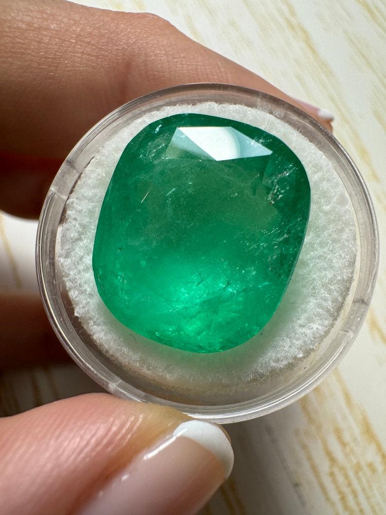 Esmeralda colombiana verde primavera de 22,61 quilates - 18x16 Piedra de nacimiento de mayo talla cojín Moderno en venta