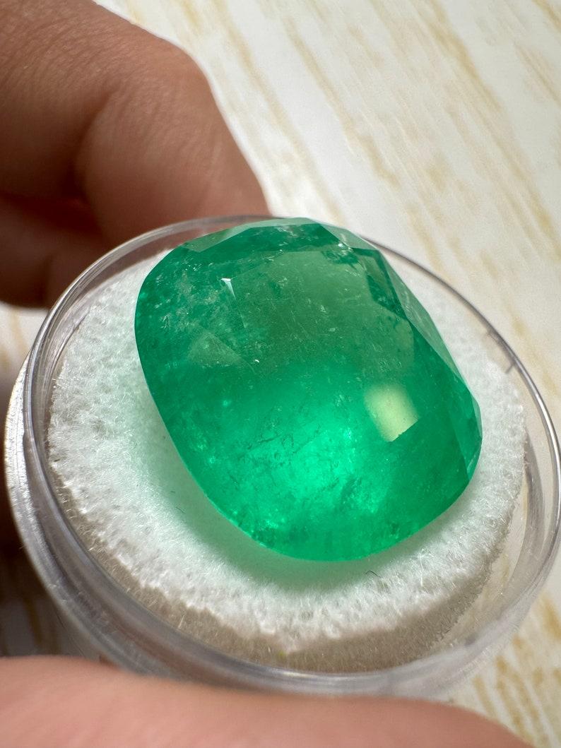 Esmeralda colombiana verde primavera de 22,61 quilates - 18x16 Piedra de nacimiento de mayo talla cojín Corte cojín en venta