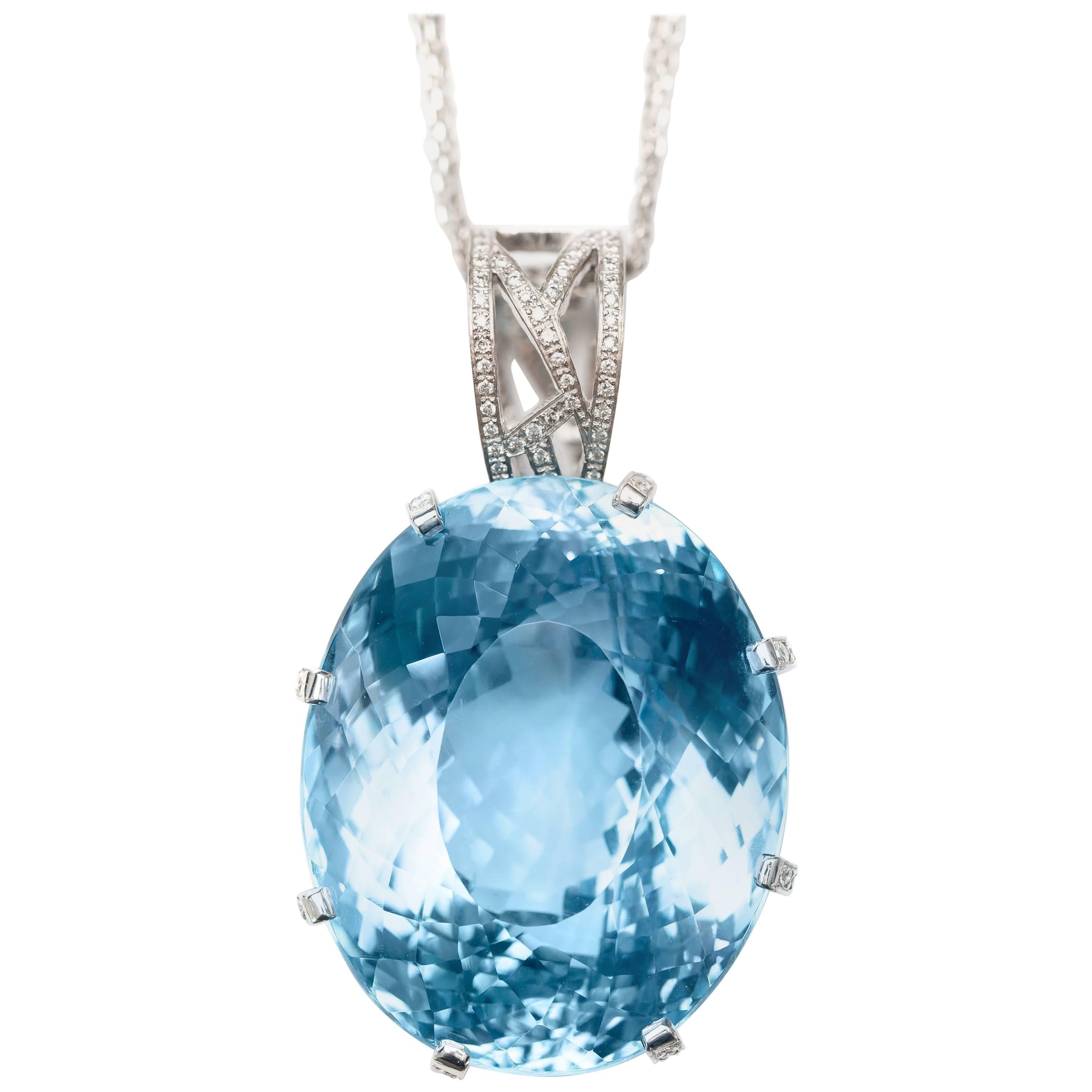 Collier pendentif en or blanc 18 carats avec topaze bleue 226,34 carats et diamants