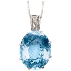 Collier pendentif en or blanc 18 carats avec topaze bleue 226,34 carats et diamants