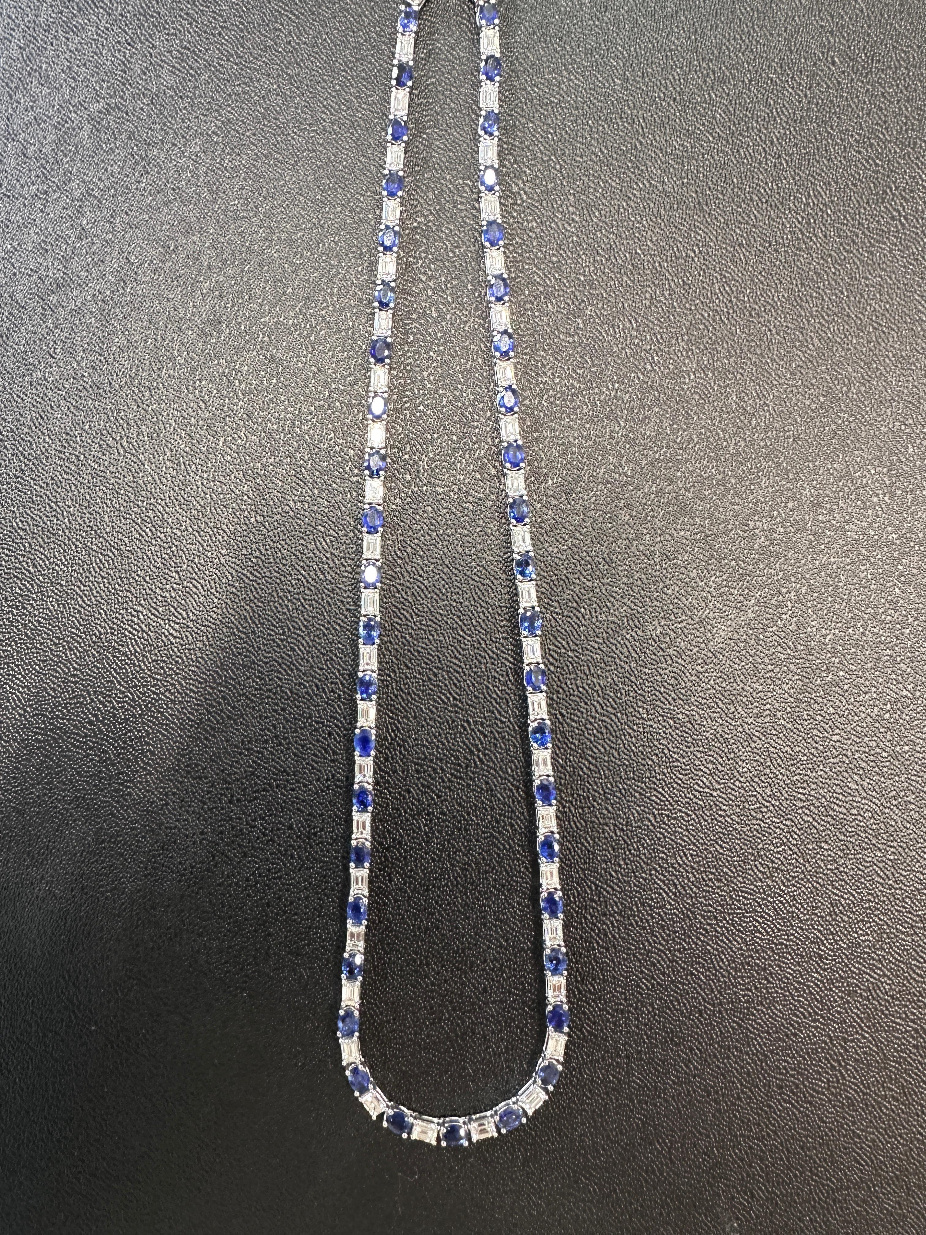 Cet extraordinaire collier de tennis présente une ligne d'élégance sans faille, avec une alternance de saphirs bleus royaux de taille ovale et de diamants de taille émeraude. Le contraste frappant entre les saphirs vifs et l'éclat vif des diamants