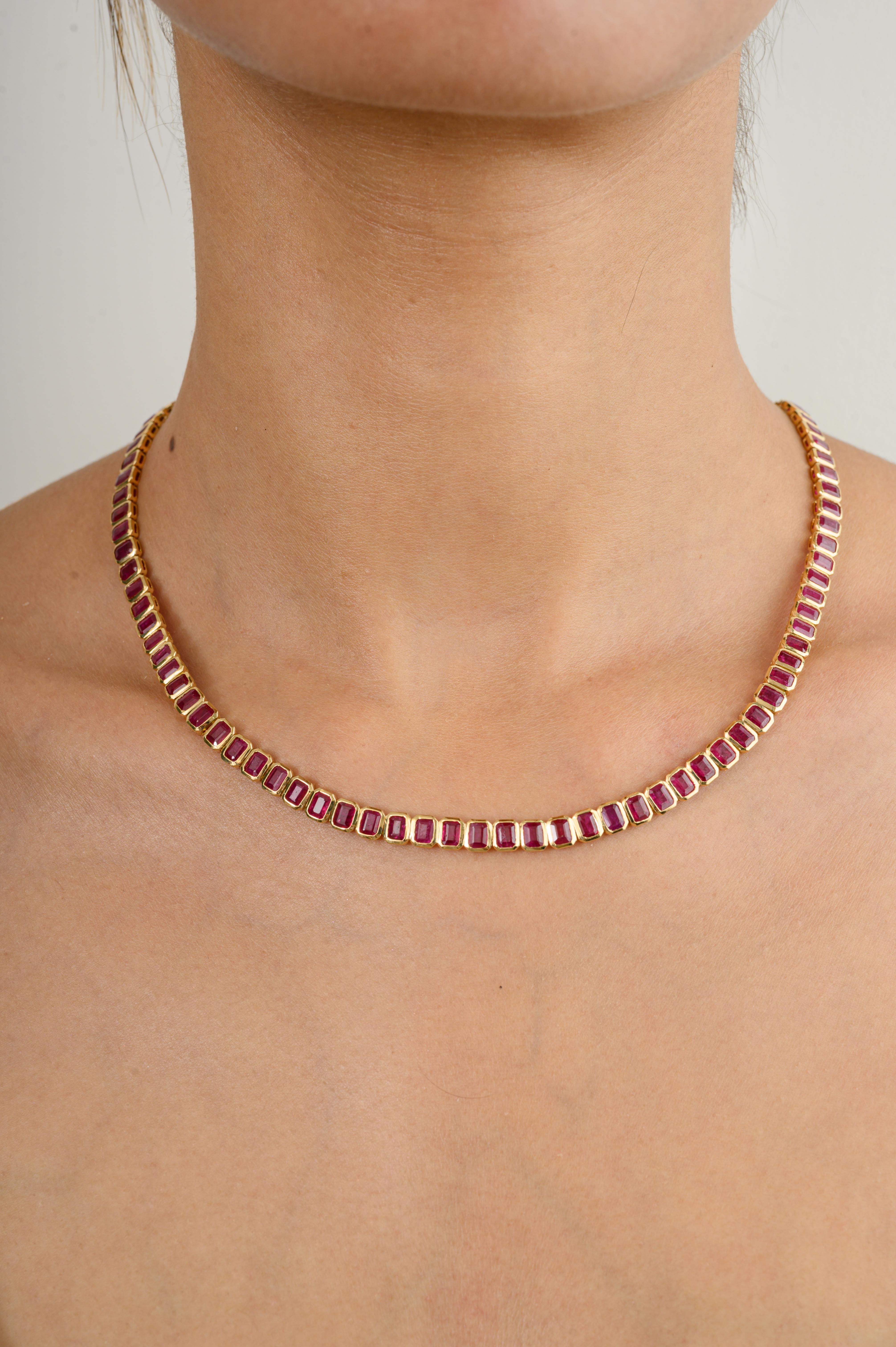 Collier ras de cou en or 18 carats serti d'un rubis octogonal de 22,68 carats. Ce superbe bijou rehausse instantanément un look décontracté ou une tenue habillée. 
Le rubis améliore la force mentale.
Conçu avec un rubis de taille octogonale serti