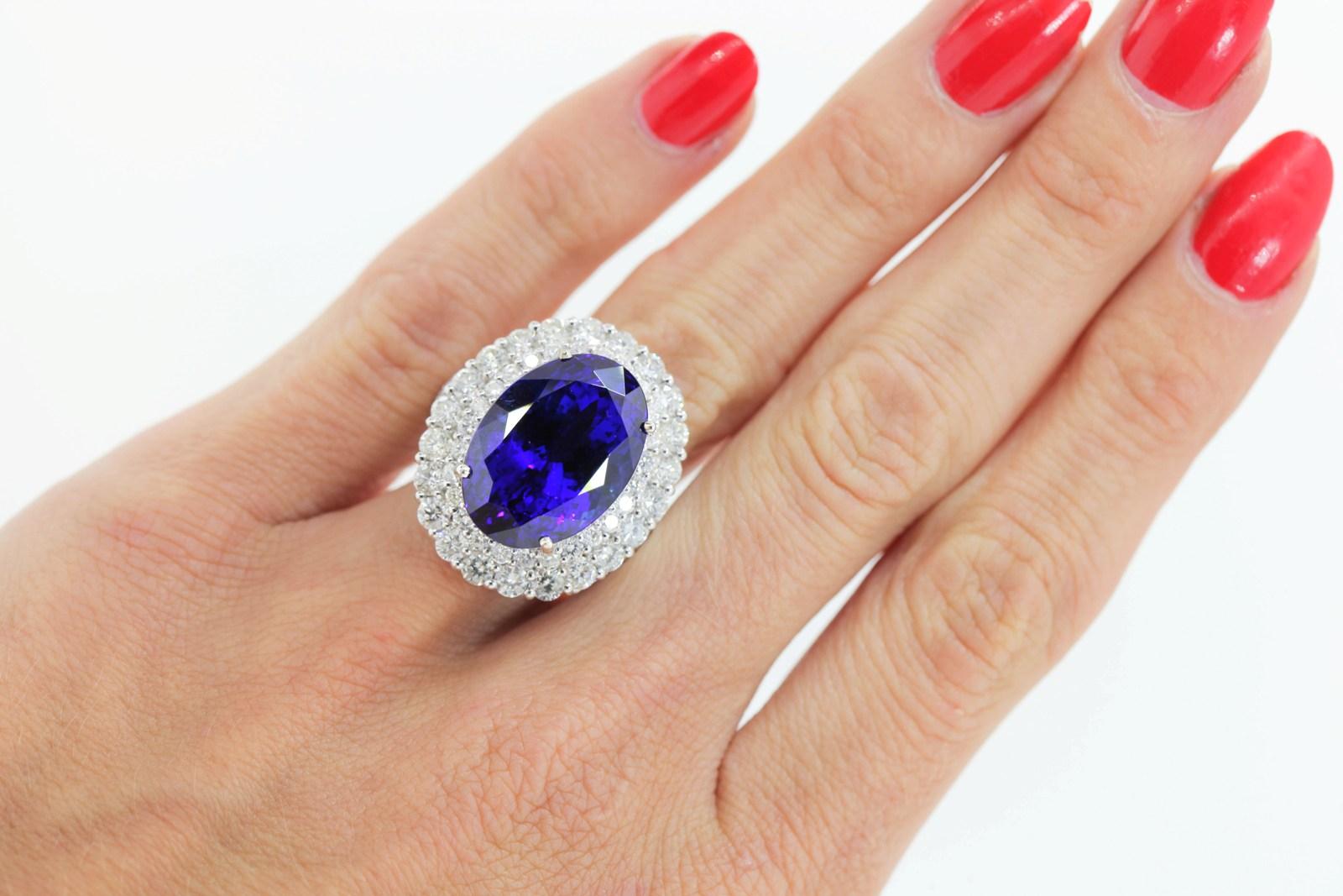 22.68 Carat Tanzanite and Diamond Gold Ring In Excellent Condition For Sale In Beverly Hills, CA