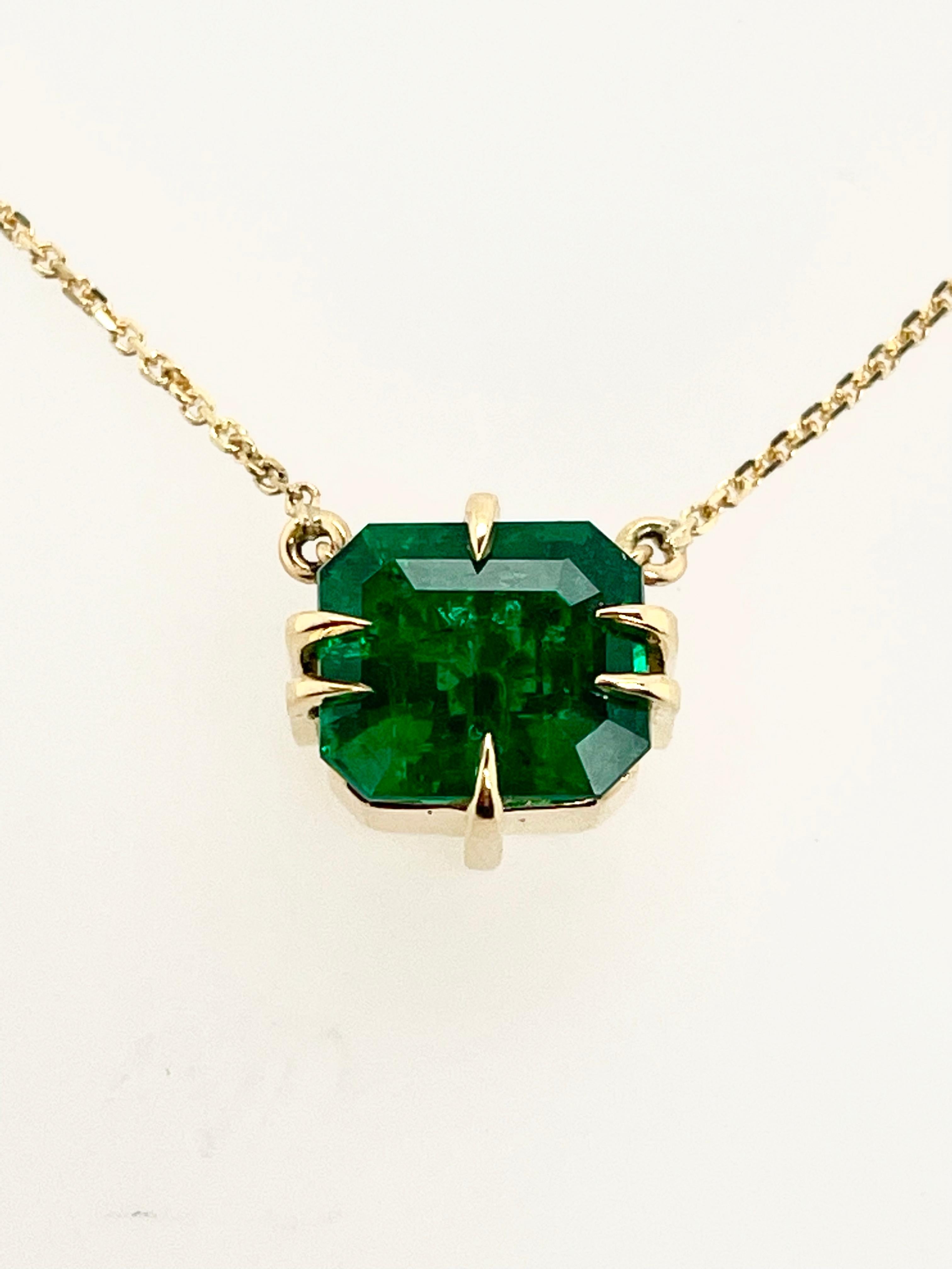 Artisan 2.26ct Emerald necklace made in 18k yellow gold with chain 