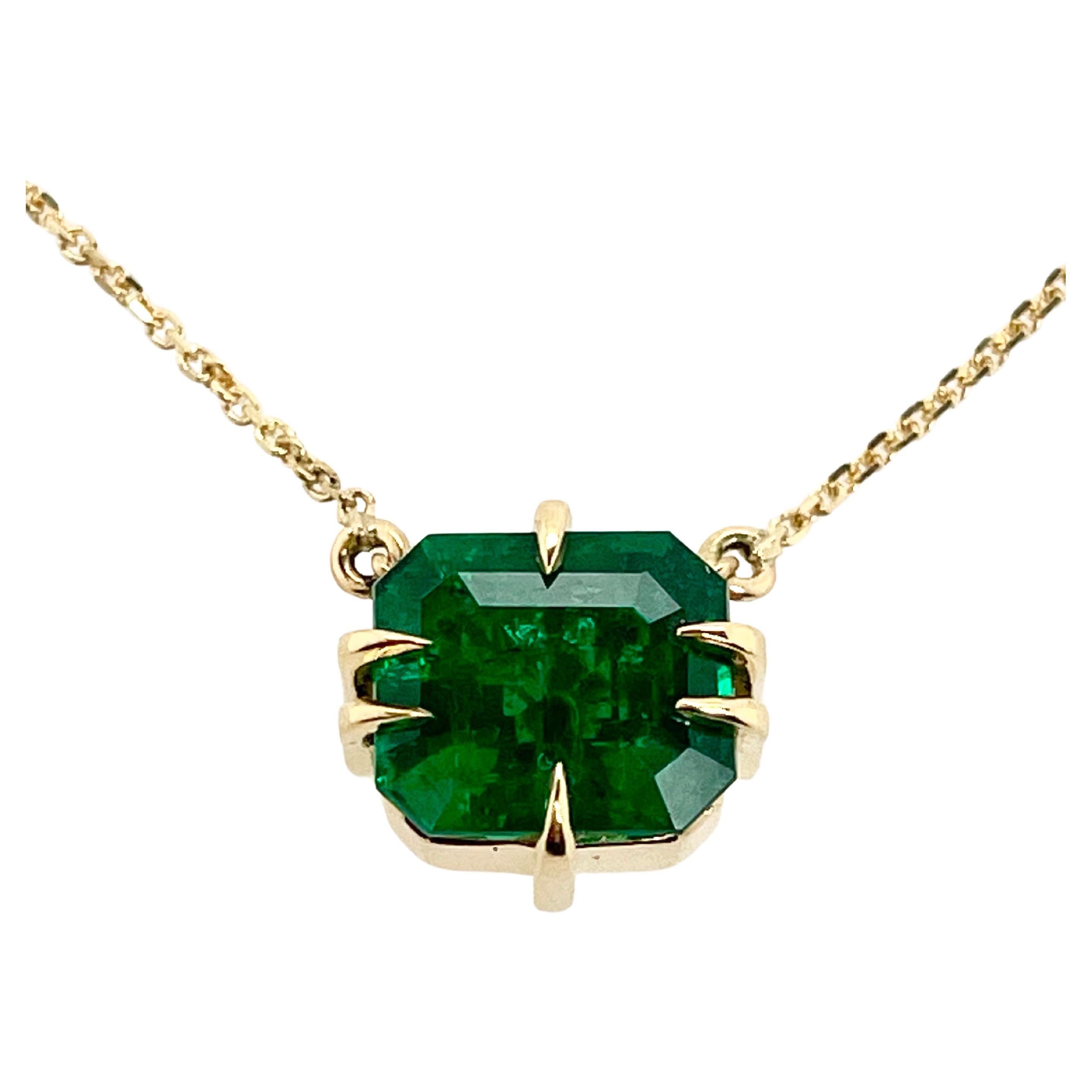 2.26ct Emerald necklace made in 18k yellow gold with chain 