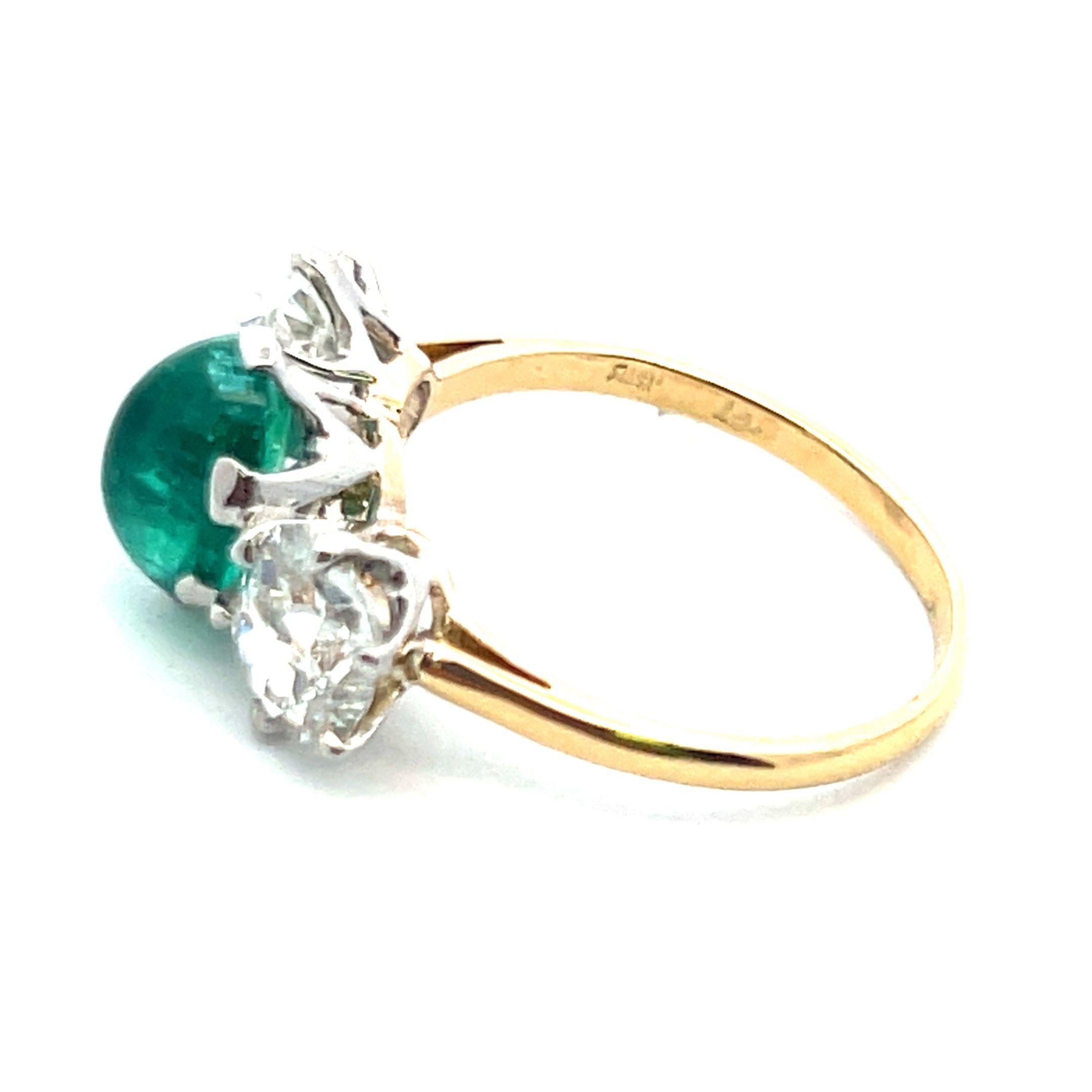 Bague à trois pierres en or 18 carats de 2,26 ct de diamants taillés à l'ancienne et de 2,16 ct d'émeraudes en vente 3