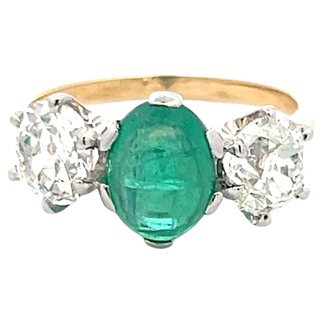 Bague à trois pierres en or 18 carats de 2,26 ct de diamants taillés à l
ancienne et de 2,16 ct d
émeraudes en vente