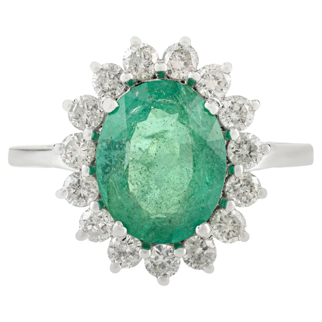 2,26 Karat sambischer Smaragd im Ovalschliff 
Diamant-Halo-Verlobungsring aus 14K Weißgold