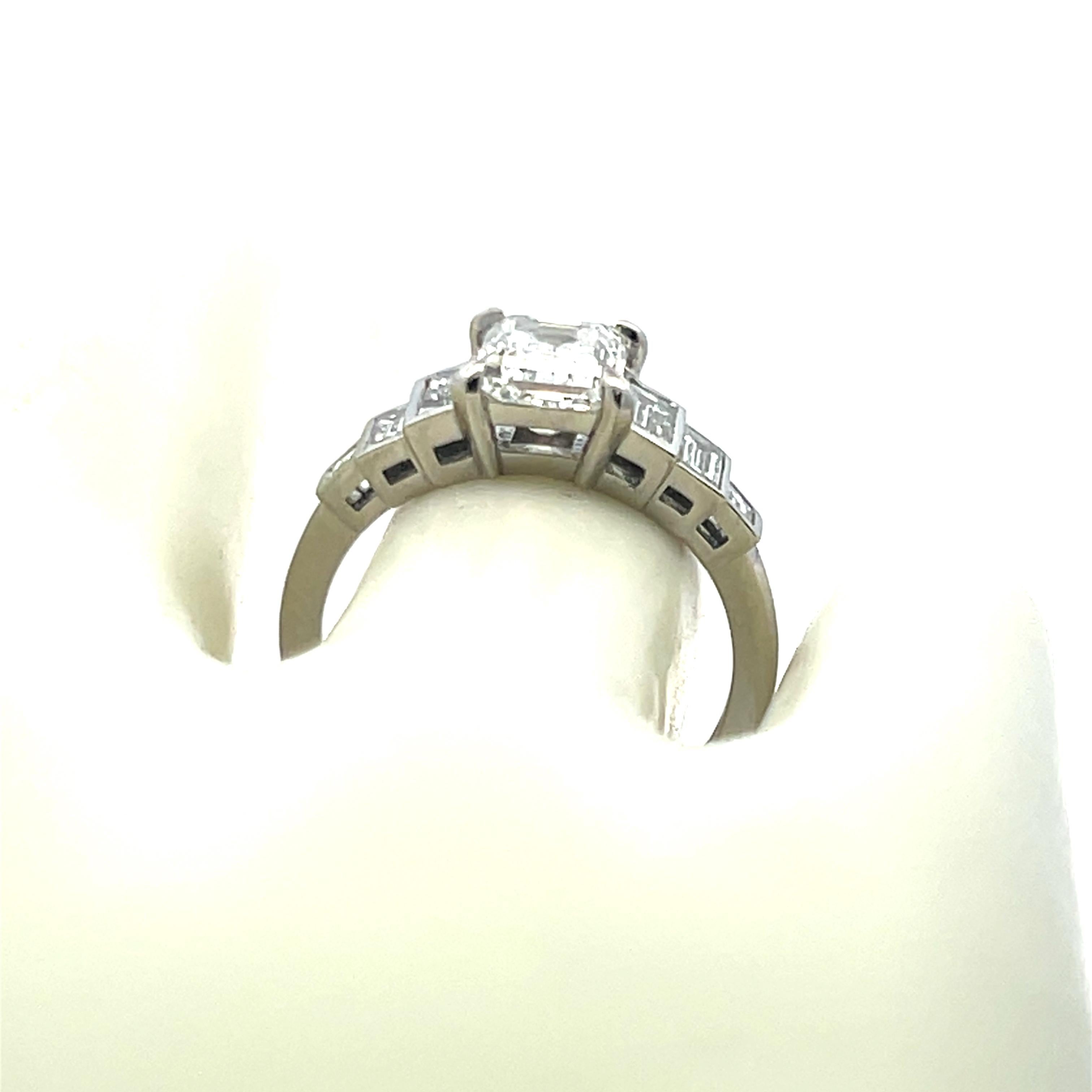 Bague de fiançailles en platine de 2.27 carats avec des diamants de taille Asscher et de forme Baguette en vente 5