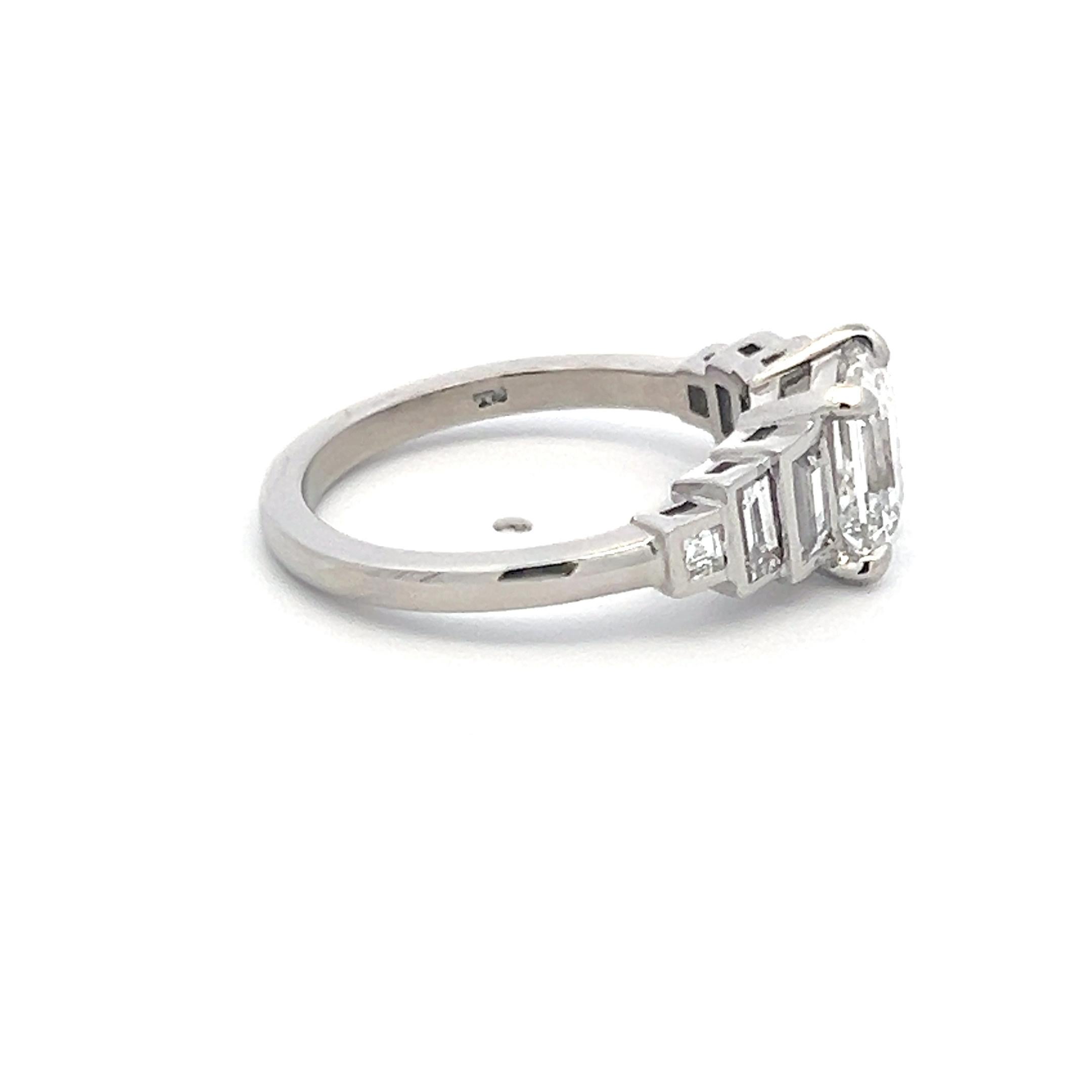 Titre :
Bague de fiançailles en platine de 2,27 carats avec diamant asscher E VS1 et diamant baguette E VS1
Le style :
Engagement
Métal :
Platine
Pierre précieuse 1 :
Diamant de 1,57 carat
Nombre de pierres :
1
Couleur :
E
La clarté :
VS1
Forme