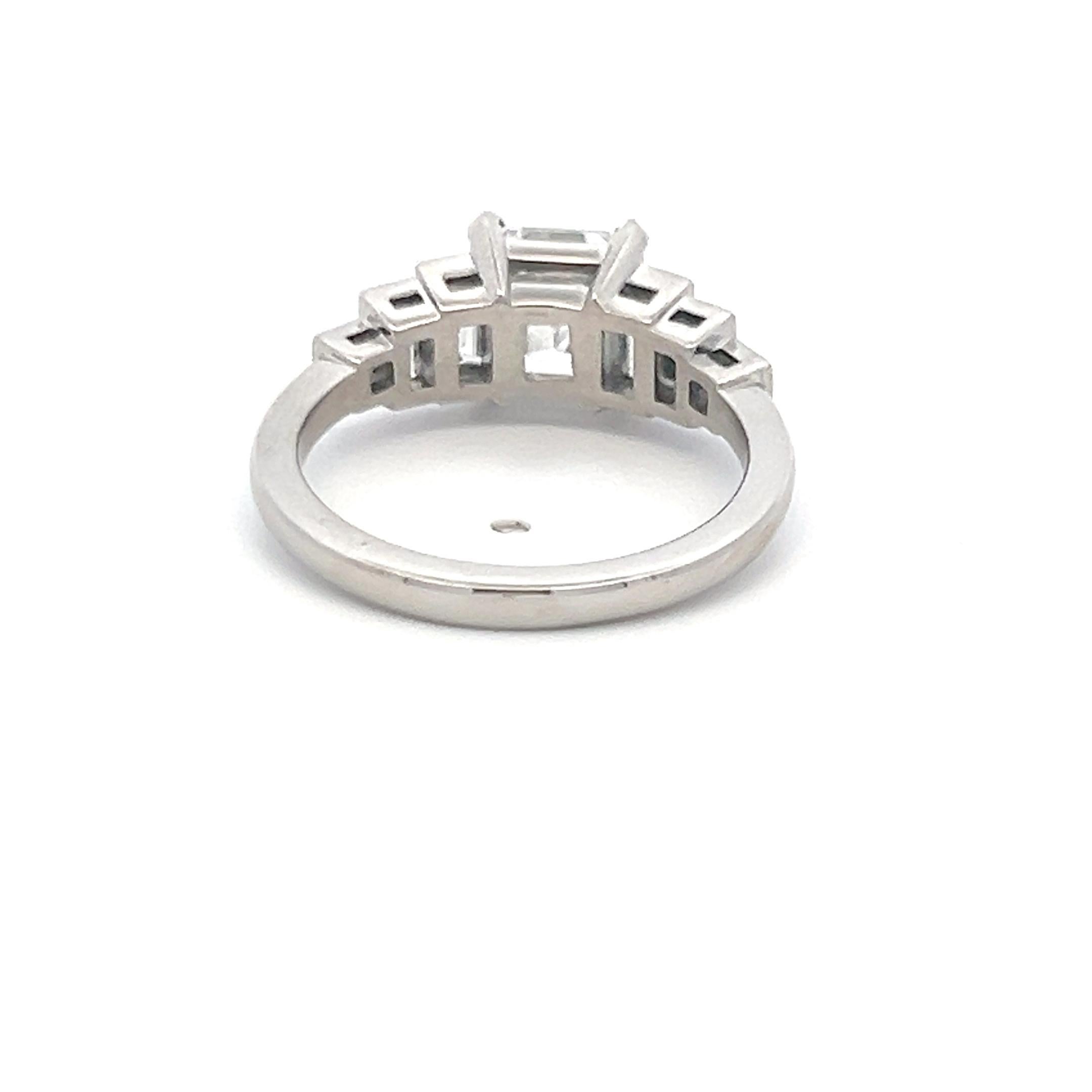 Taille Asscher Bague de fiançailles en platine de 2.27 carats avec des diamants de taille Asscher et de forme Baguette en vente