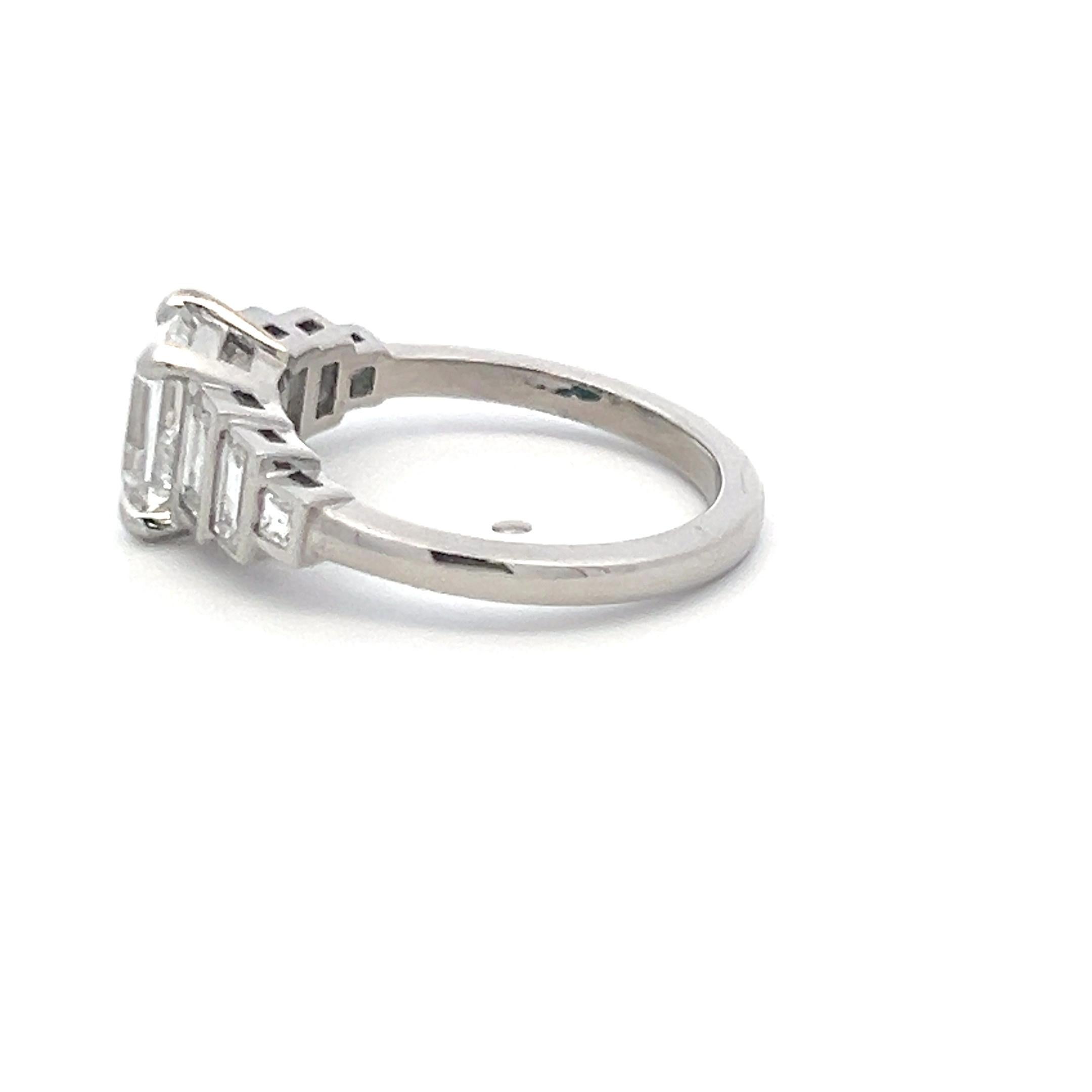 Bague de fiançailles en platine de 2.27 carats avec des diamants de taille Asscher et de forme Baguette Bon état - En vente à New York, NY