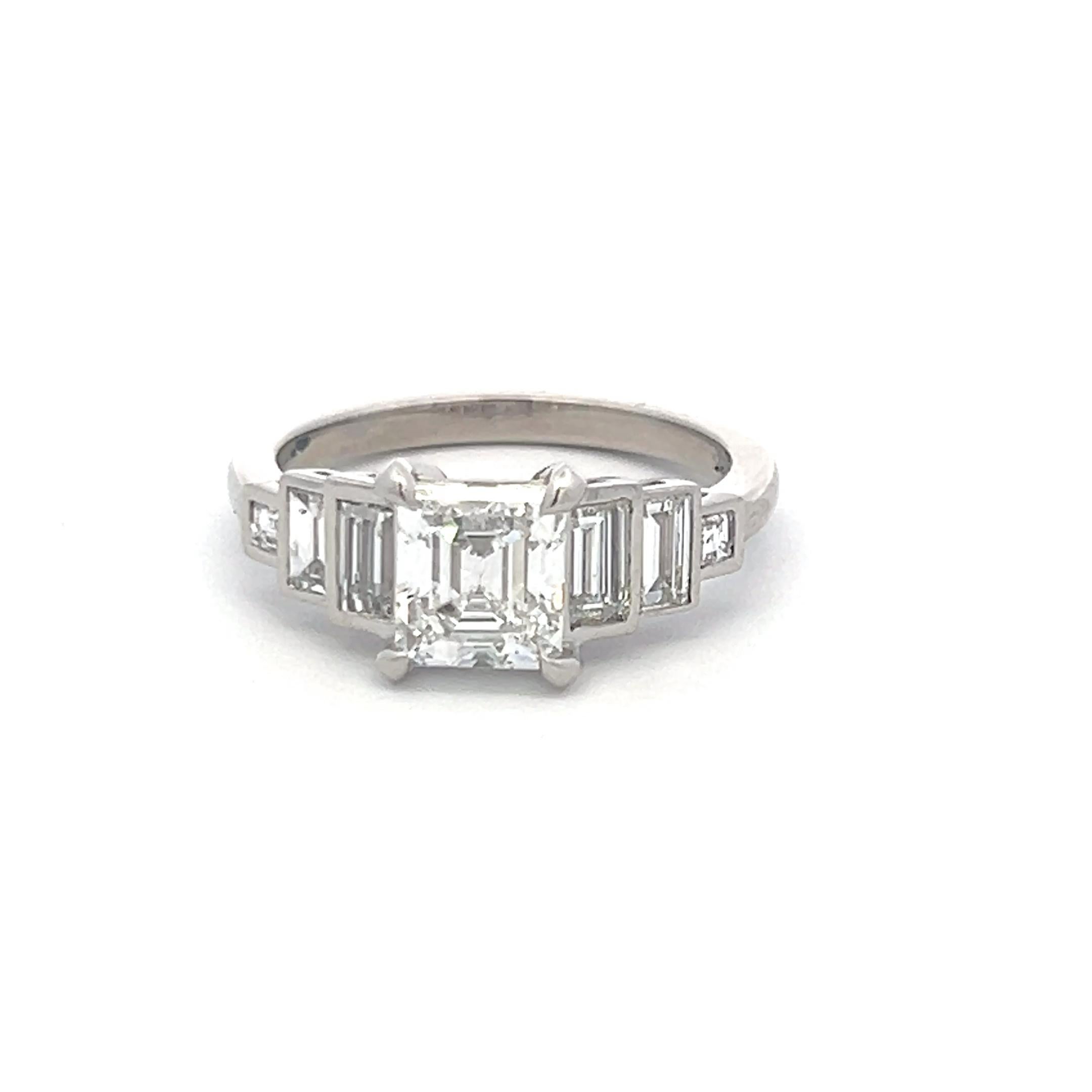 Bague de fiançailles en platine de 2.27 carats avec des diamants de taille Asscher et de forme Baguette Pour femmes en vente