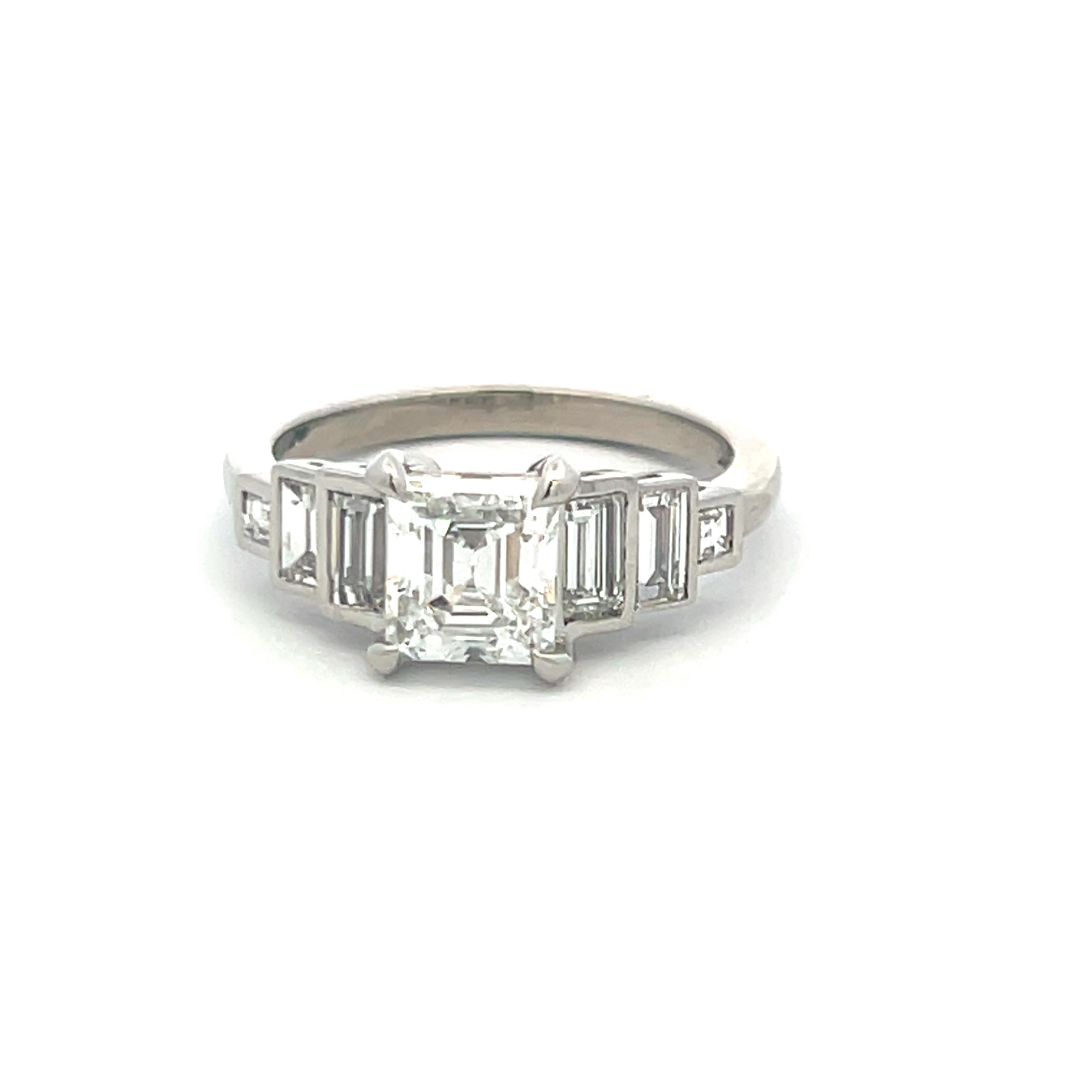 Bague de fiançailles en platine de 2.27 carats avec des diamants de taille Asscher et de forme Baguette en vente 1