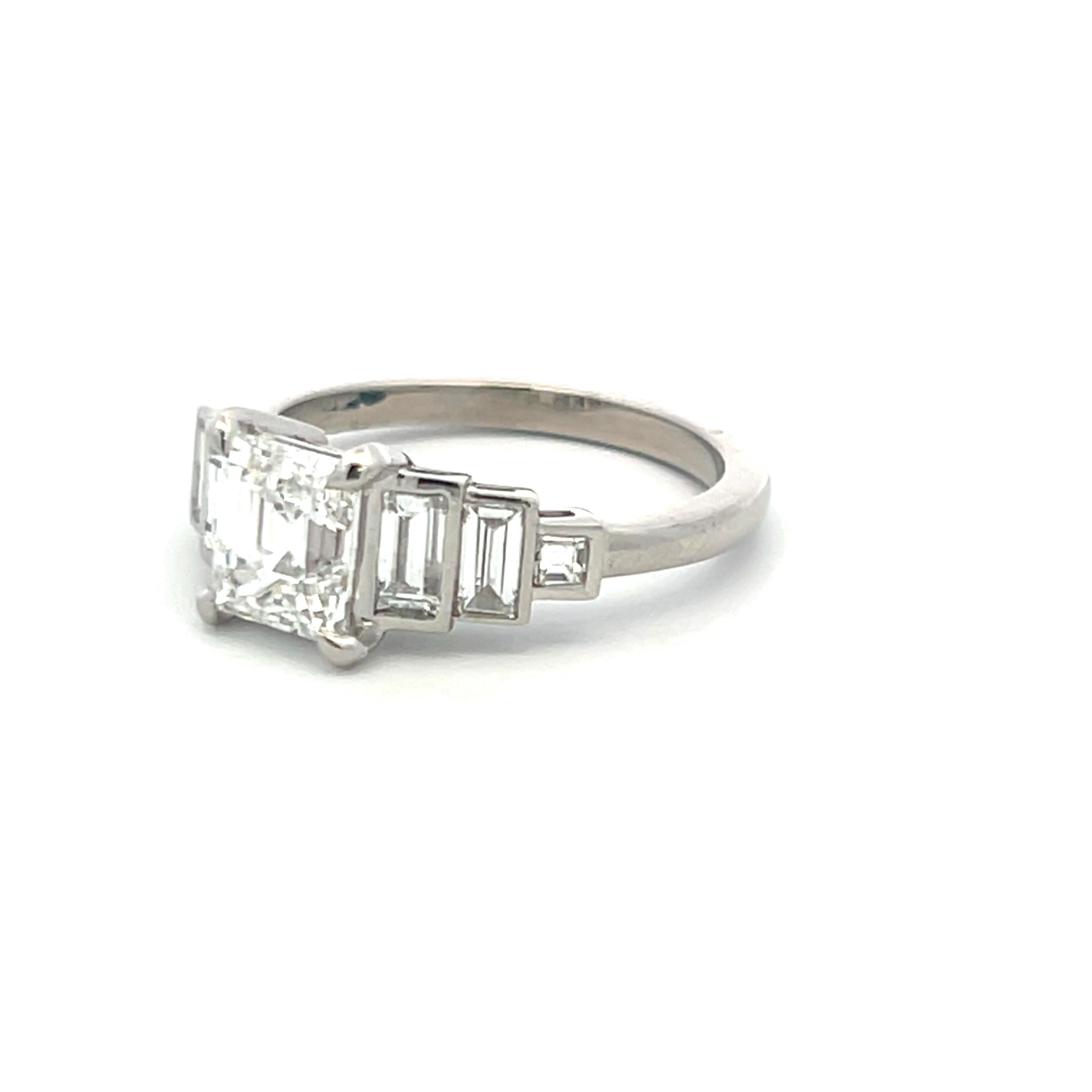 Bague de fiançailles en platine de 2.27 carats avec des diamants de taille Asscher et de forme Baguette en vente 2