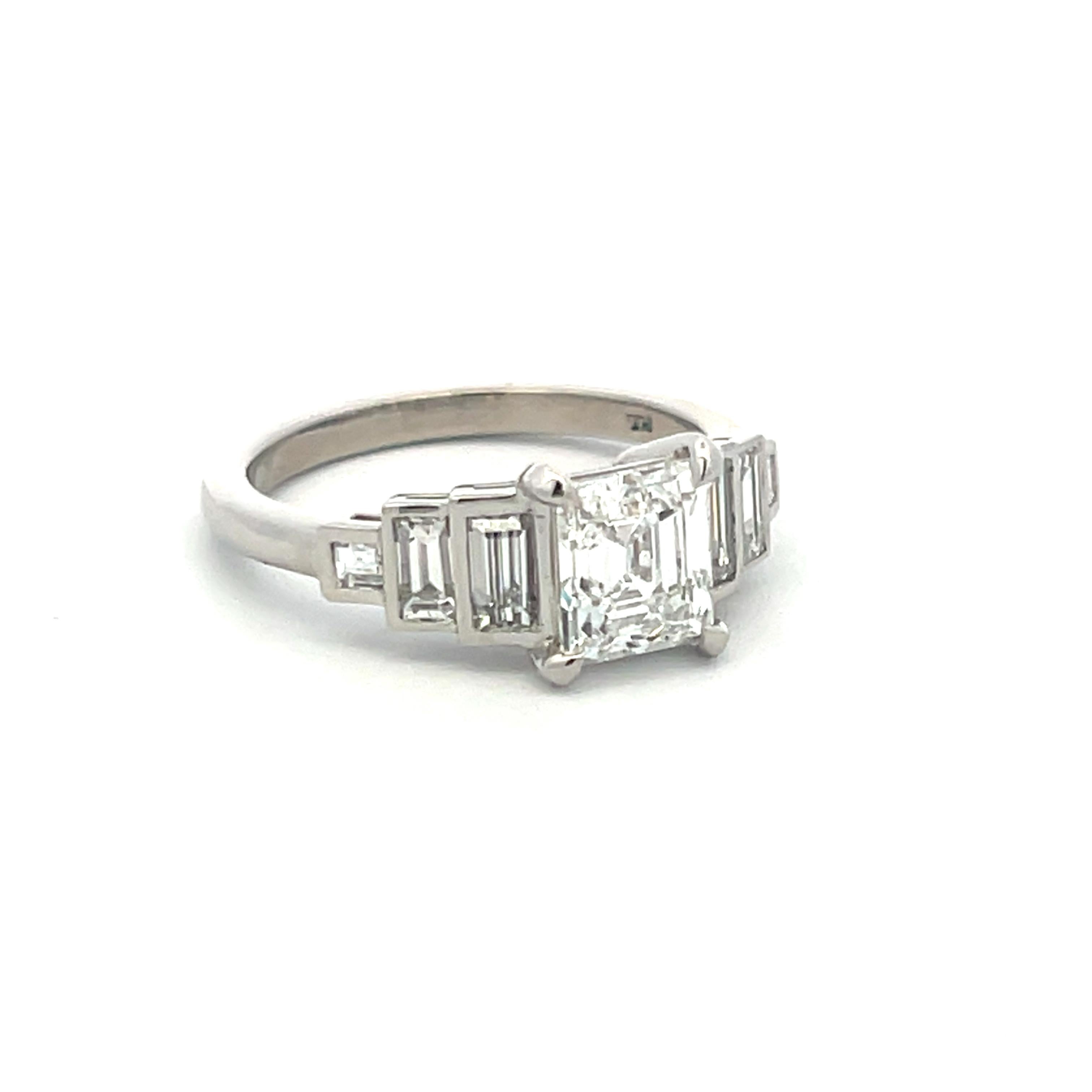 Bague de fiançailles en platine de 2.27 carats avec des diamants de taille Asscher et de forme Baguette en vente 3