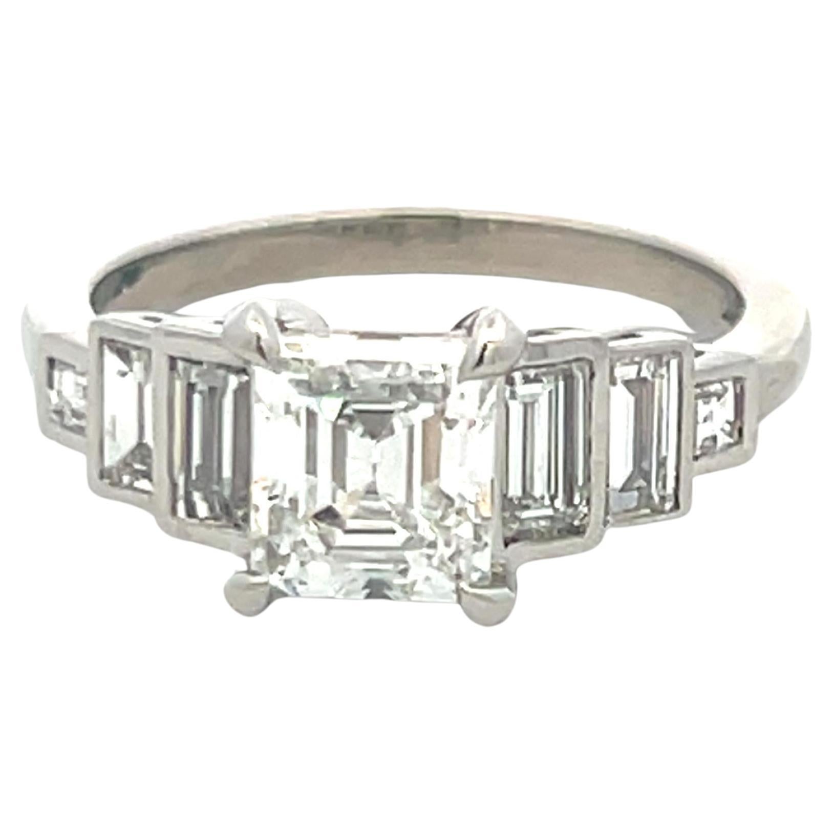 2.27 Karat Asscher Schliff und Baguette Form Diamant Platin Verlobungsring