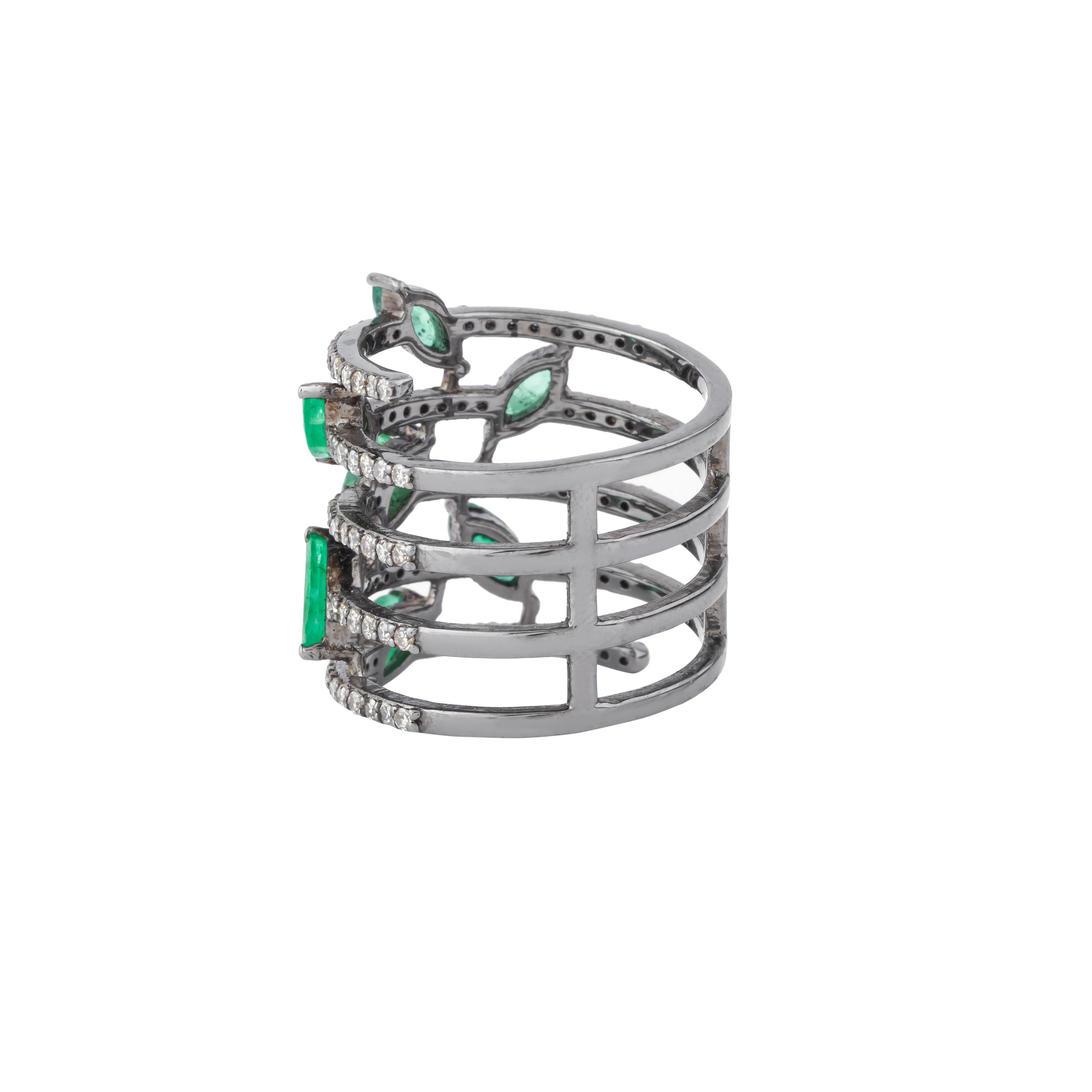 Brillance et élégance convergent dans la bague cocktail diamant et émeraude de 2,27 carats, une création magistrale qui incarne le luxe et la sophistication. L'élément central est une émeraude exquise, d'une teinte riche et verdoyante, qui symbolise