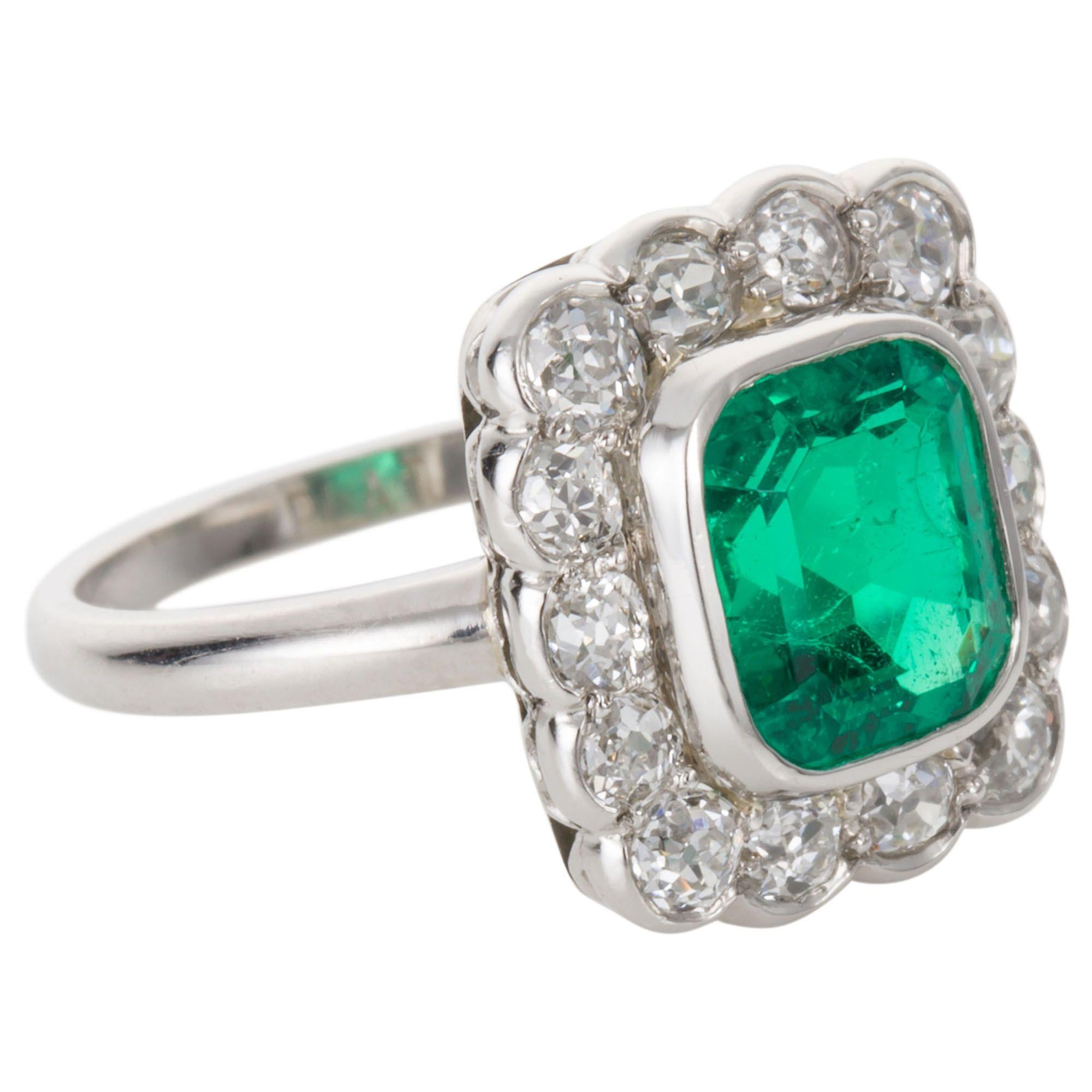 2.27 Carat GIA Certified Colombian Emerald and Diamond Platinum Ring In Good Condition For Sale In QLD , AU