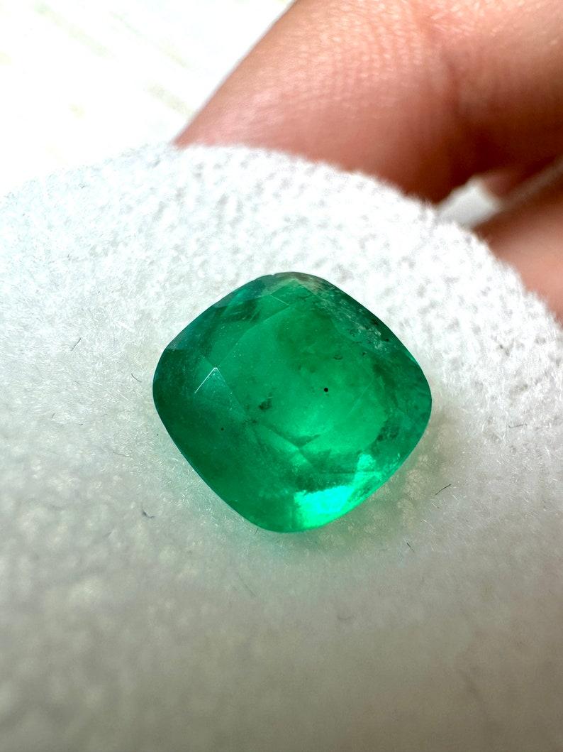A. Stone: Smeraldo
Peso: 2,27 carati
Forma: Taglio a cuscino
Chiarezza: Trasparente
Lucentezza: Buona
Colore: Verde medio scuro
Misure: 8,54 mm x 8,22 mm x 5,08 mm
Origine geografica: Colombia
Trattamento: Naturale, oliatura

Commenti: A causa delle
