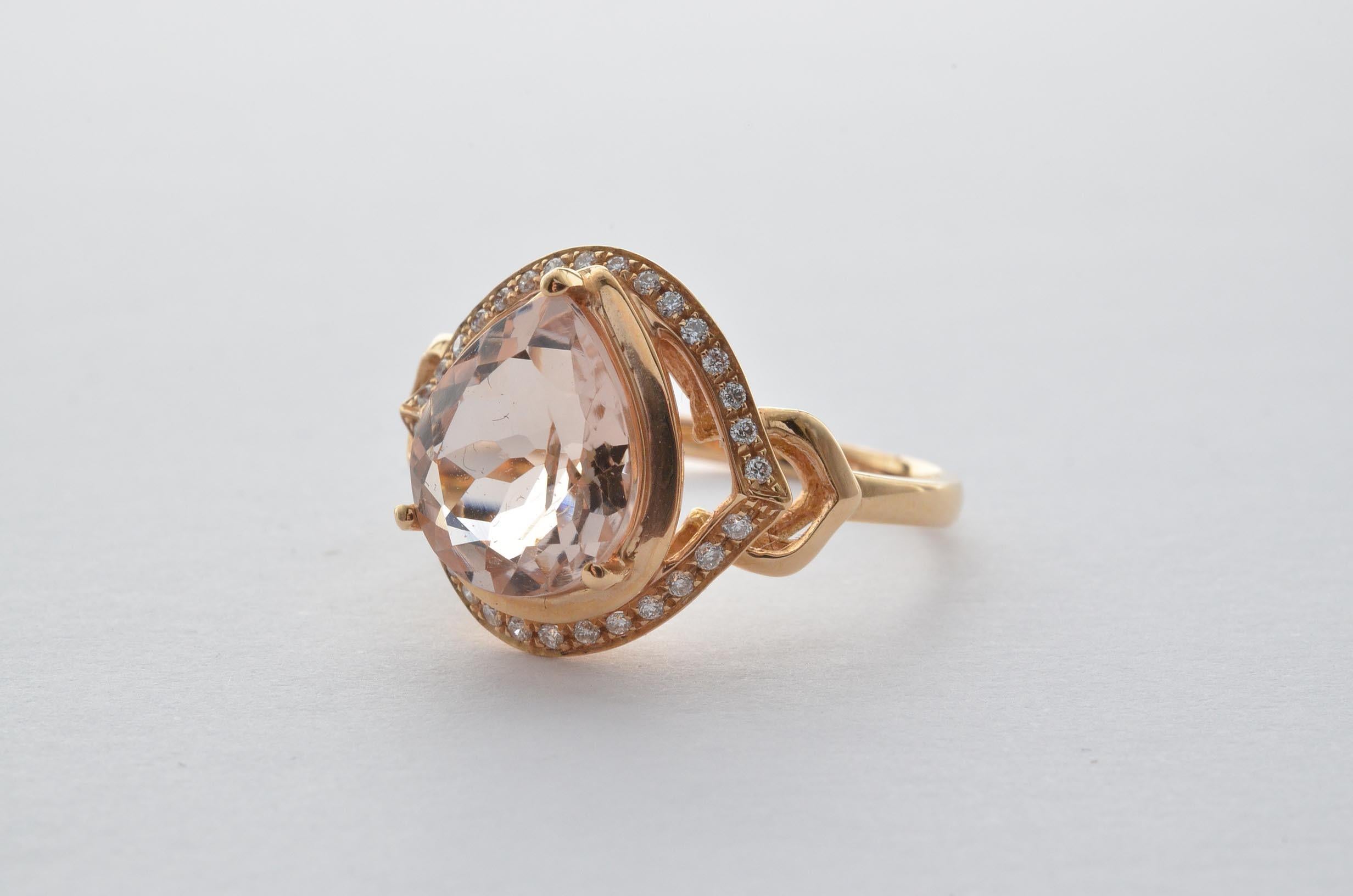 Contemporary 2.27 Carat Morganite and Diamond Ring in 18 Karat Rose Gold For Sale