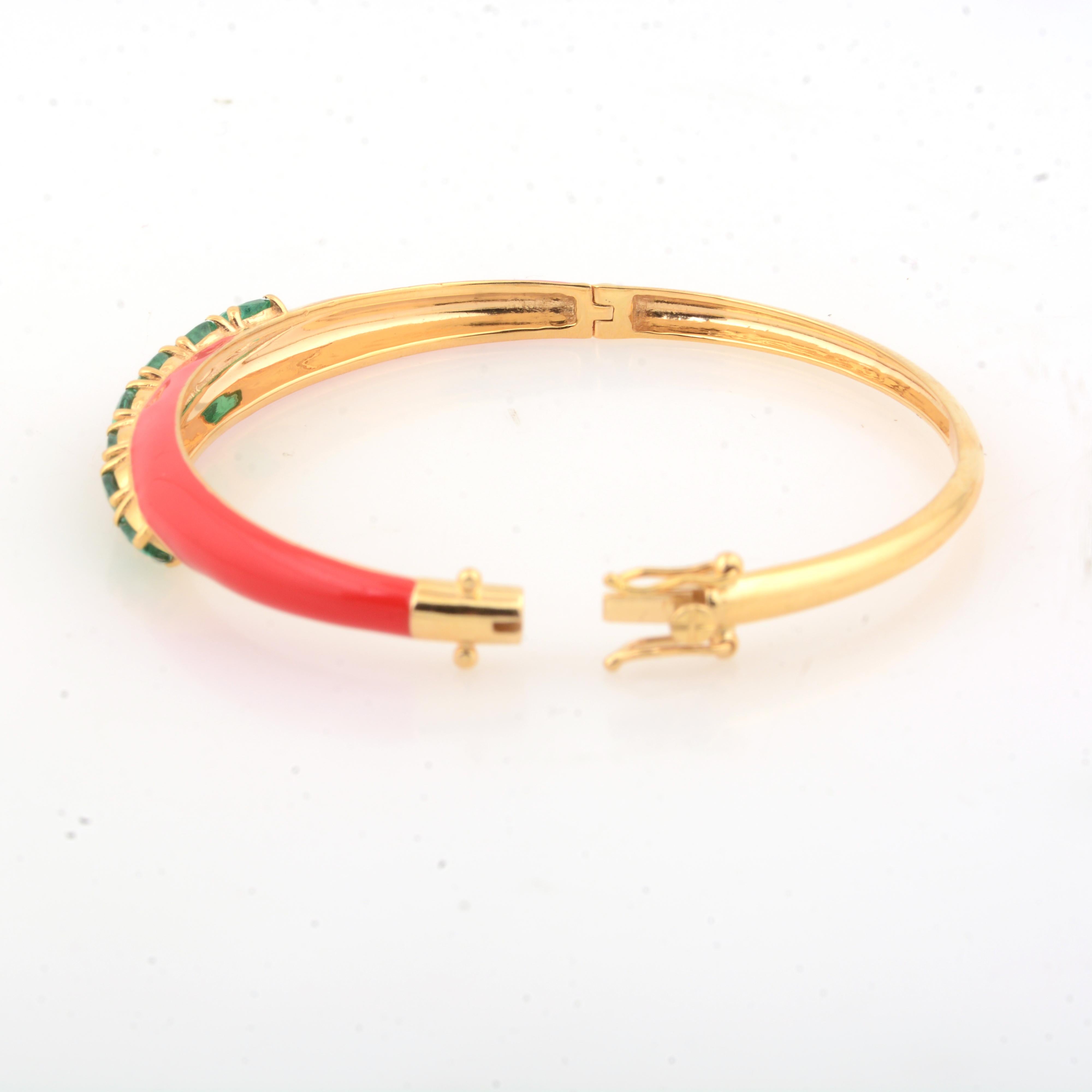 Oval Cut 2.27 Carat Natural Emerald Enamel Bangle Bracelet 14 Karat Yellow Gold Jewelry For Sale