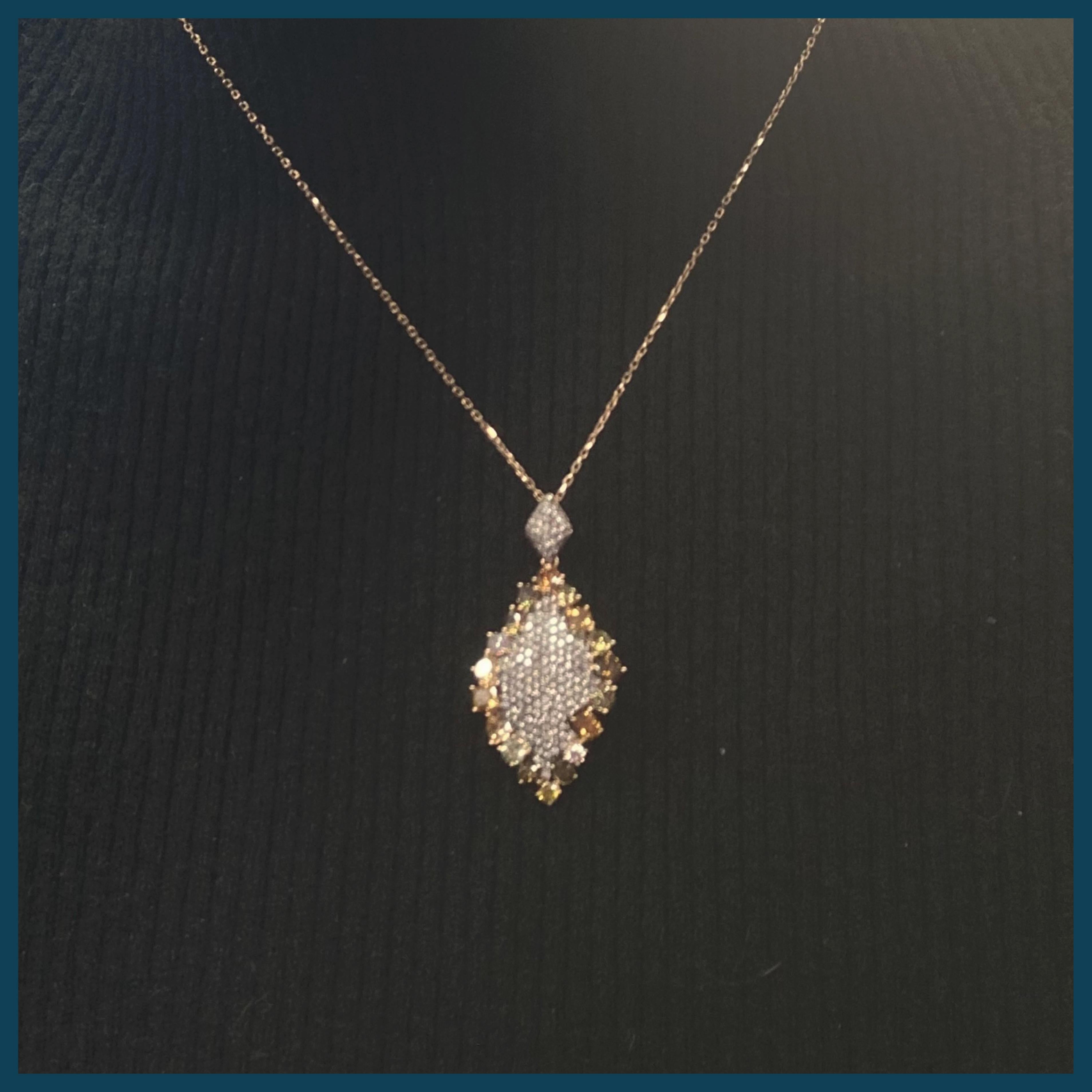 Colgante de diseño con diamantes naturales de color fantasía y diamantes rosas de 2,27 quilates en Nuevo estado para la venta en Hung Hom, HK