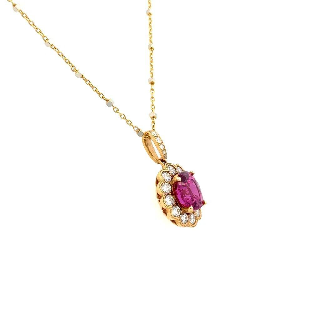 Einfach schön! Elegante und fein detaillierte ovale Rubin- und Diamant-Gold-Anhänger-Halskette im Vintage-Stil mit Wellenschliff. In der Mitte ein sicher eingebetteter, von Hand gefasster ovaler roter Rubin mit einem Gewicht von ca. 2,27 Karat.