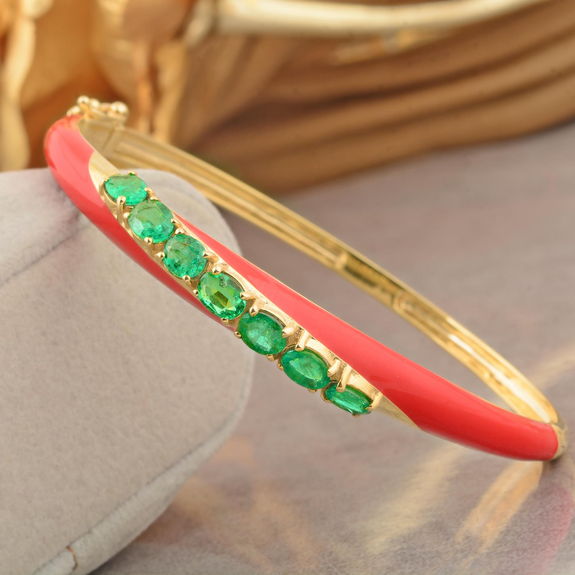 Oval Cut 2.27 Carat Natural Emerald Enamel Bangle Bracelet 18 Karat Yellow Gold Jewelry For Sale