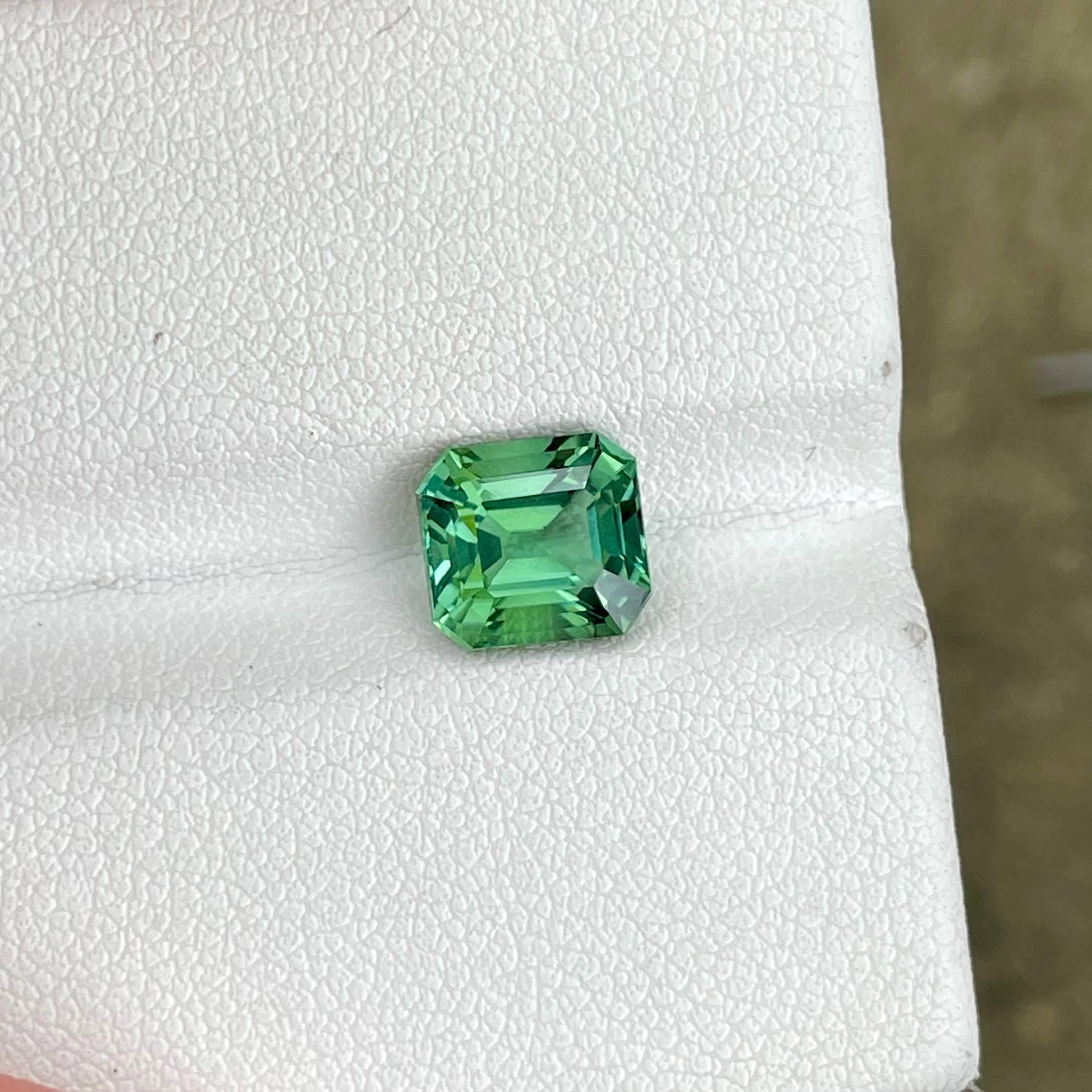 Moderne Pierre précieuse afghane de 2,27 carats, tourmaline verte menthe, taille émeraude en vente