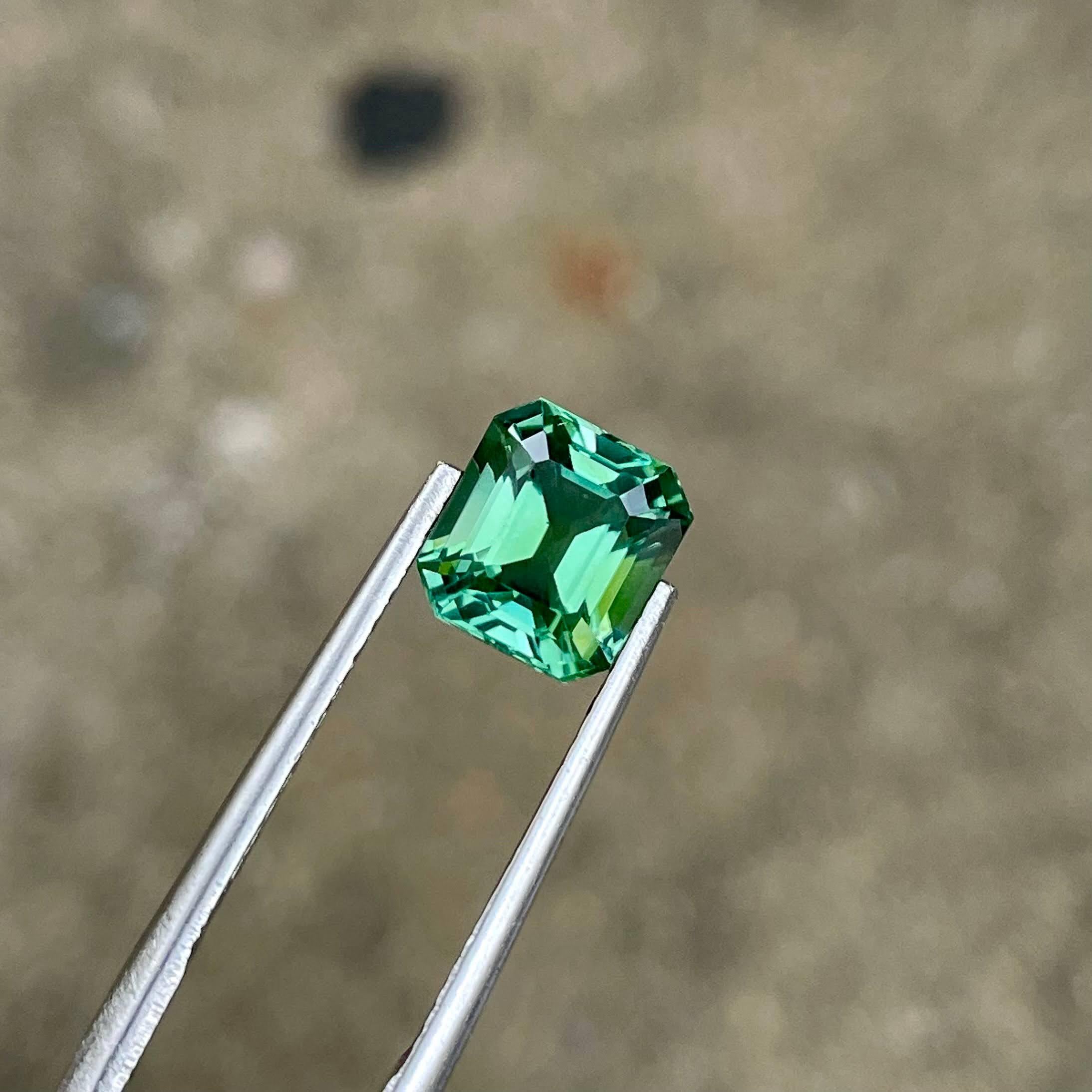 Pierre précieuse afghane de 2,27 carats, tourmaline verte menthe, taille émeraude Neuf - En vente à Bangkok, TH