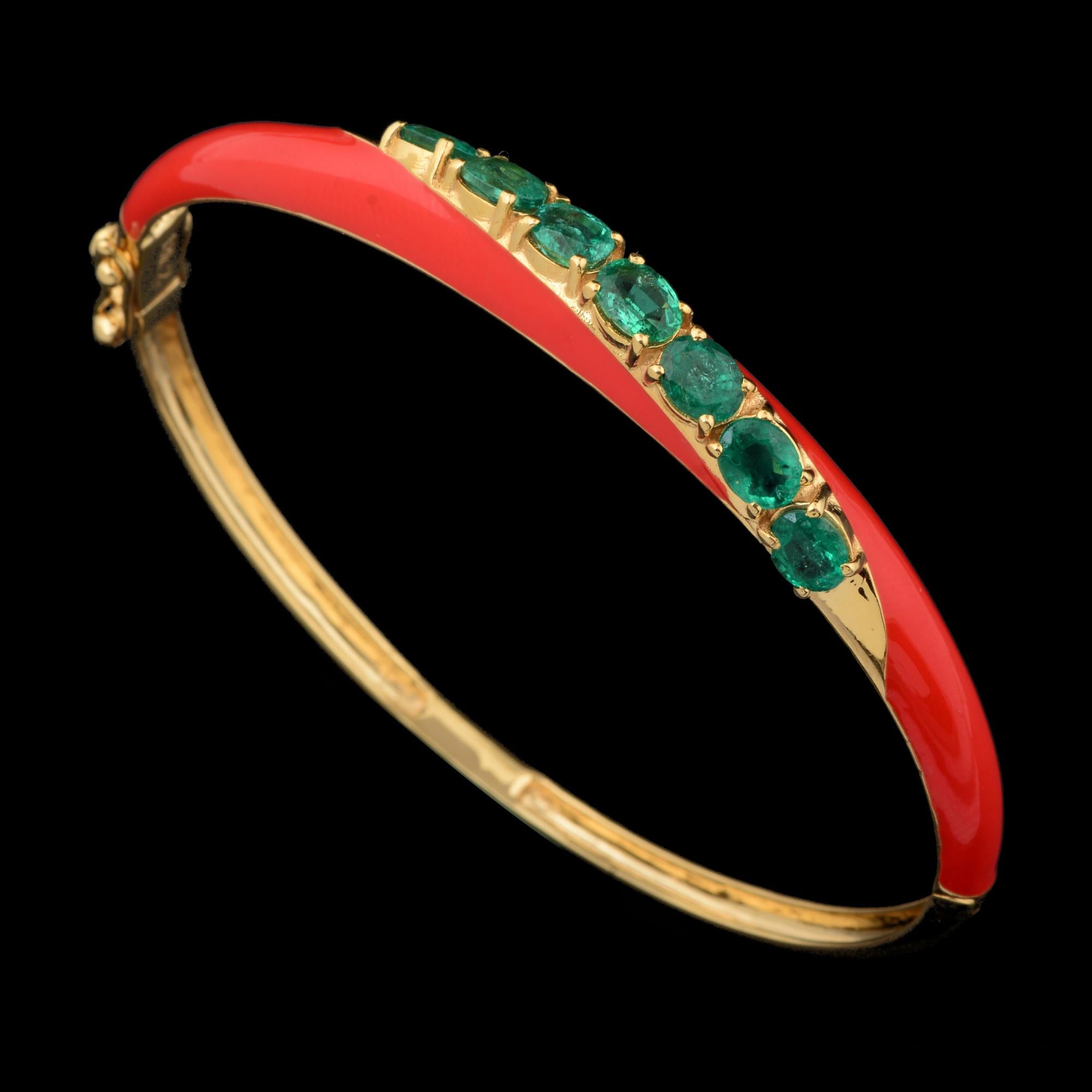 2.27 CTW Emerald Enamel Bangle Bracelet in 18k Solid Yellow Gold Graduation Gift In New Condition For Sale In Diera, Dubai