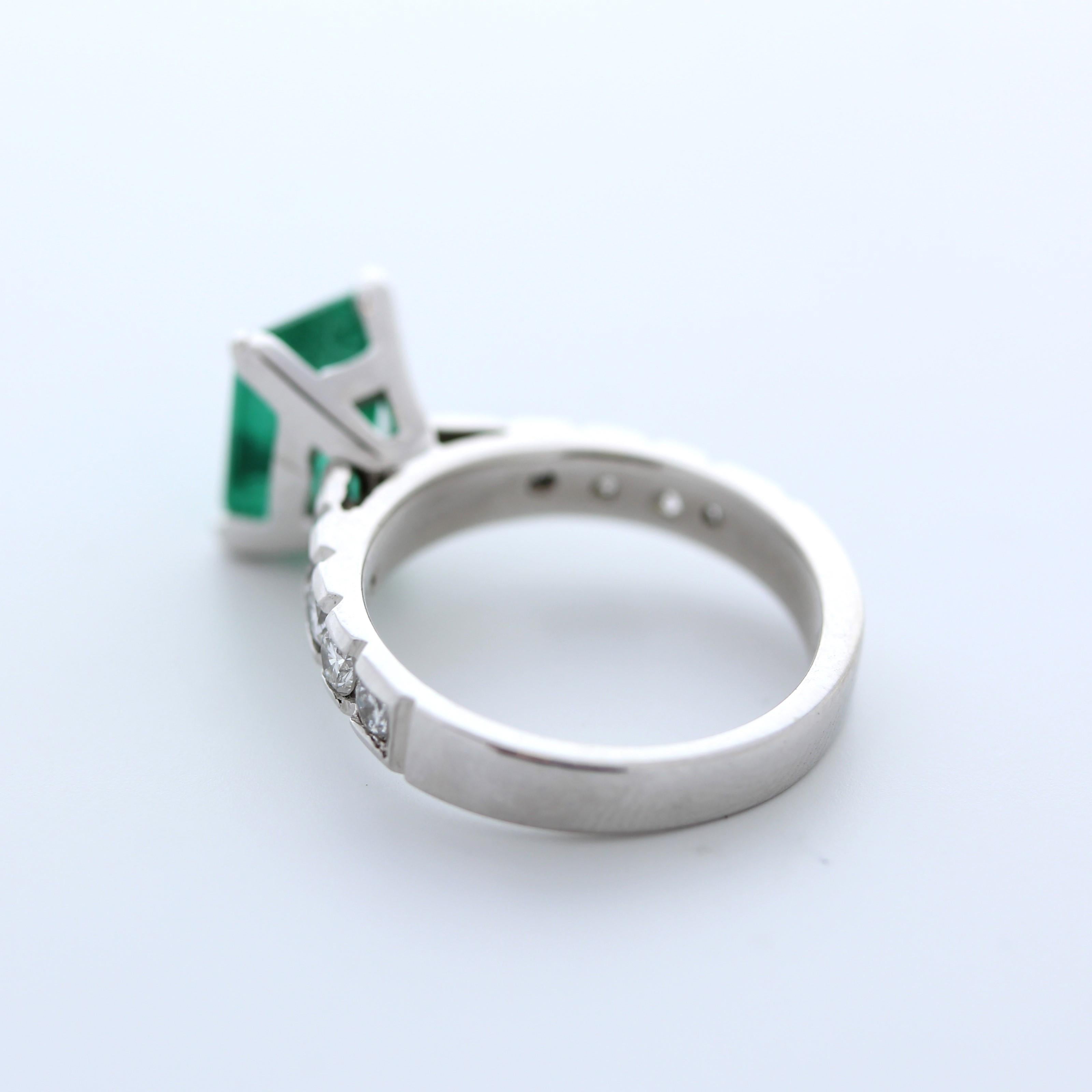 Contemporary 2.27 Green Emerald & Round Diamond Fashion Ring in 14k White Gold For Sale