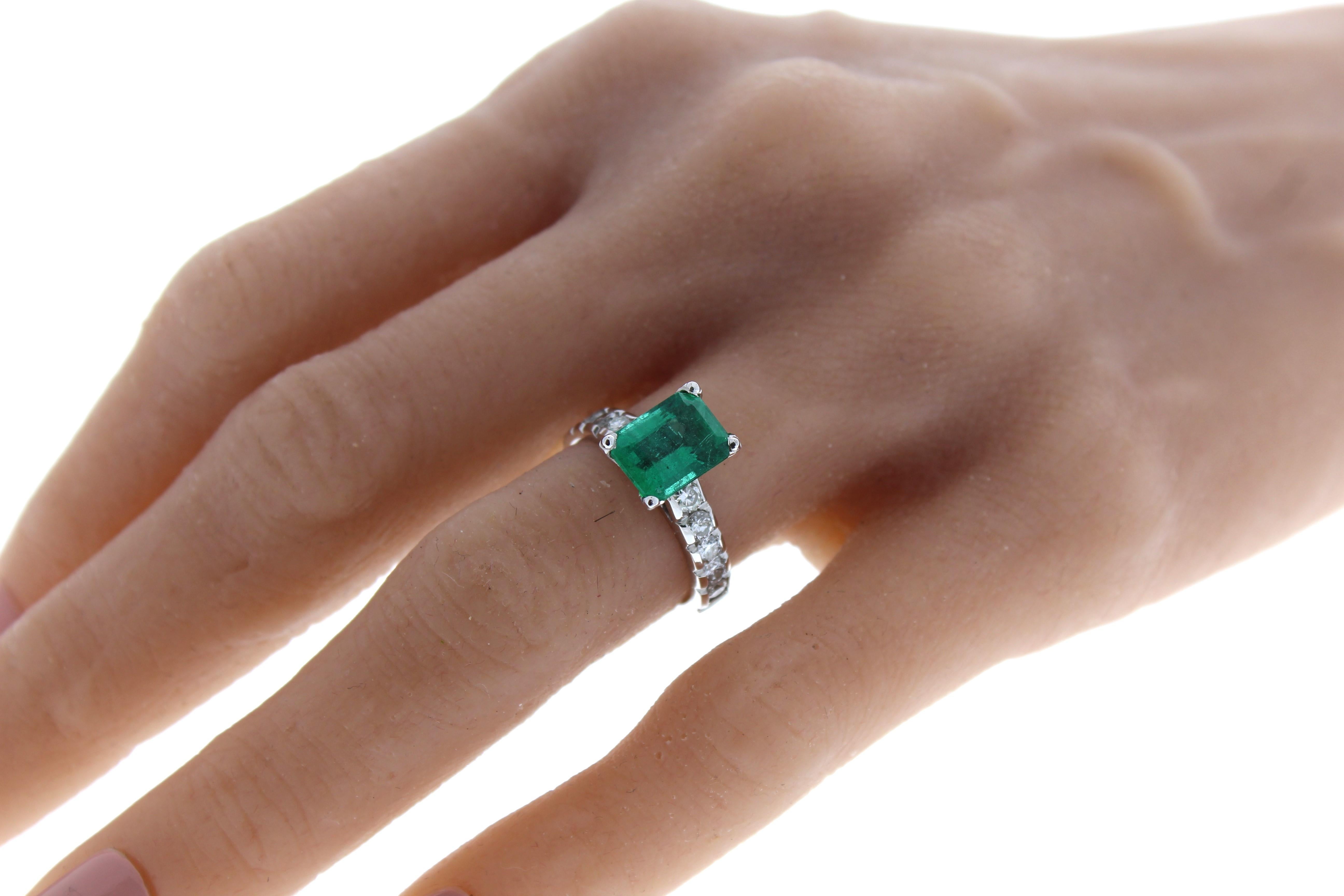 2.27 Grüner Smaragd & runder Diamant Mode-Ring aus 14 Karat Weißgold (Kissenschliff) im Angebot