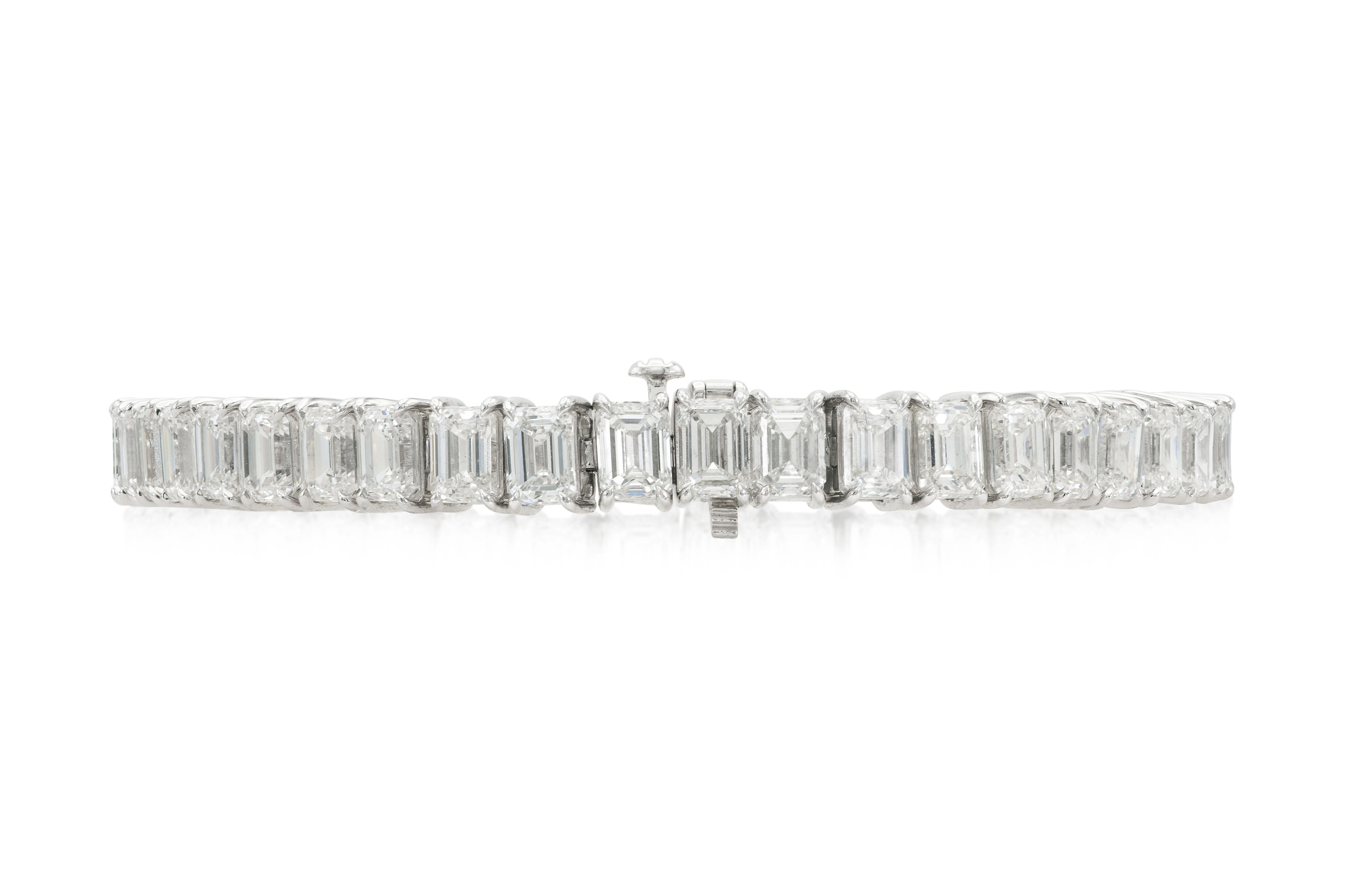 Pulsera de tenis con diamantes talla esmeralda de 22.70 quilates en Bueno estado para la venta en New York, NY