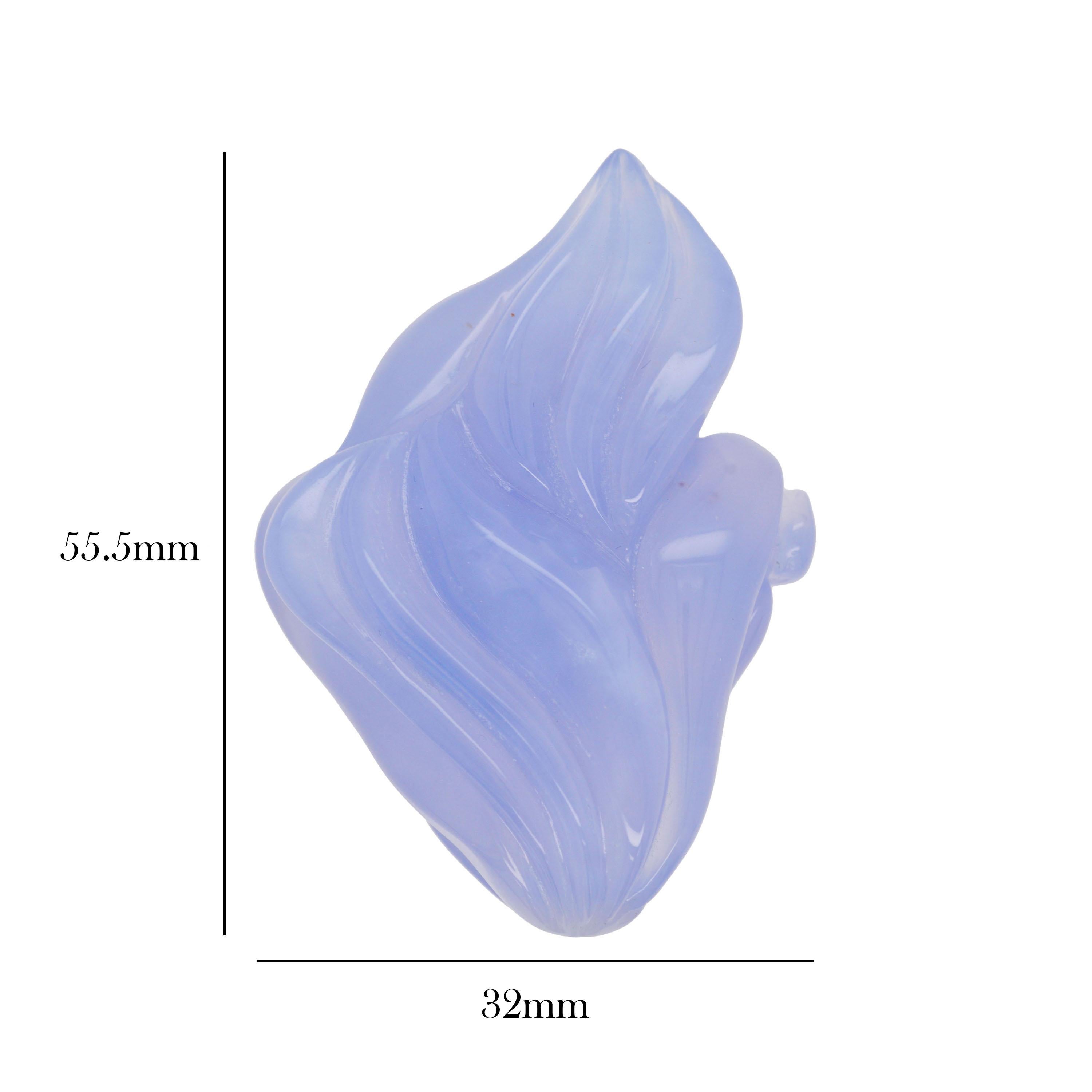 Il calcedonio blu da 227,30 carati intagliato a mano a forma astratta è una gemma davvero affascinante, che mette in mostra la bellezza naturale e la versatilità del calcedonio in una forma unica e artistica. Questa grande pietra traslucida,