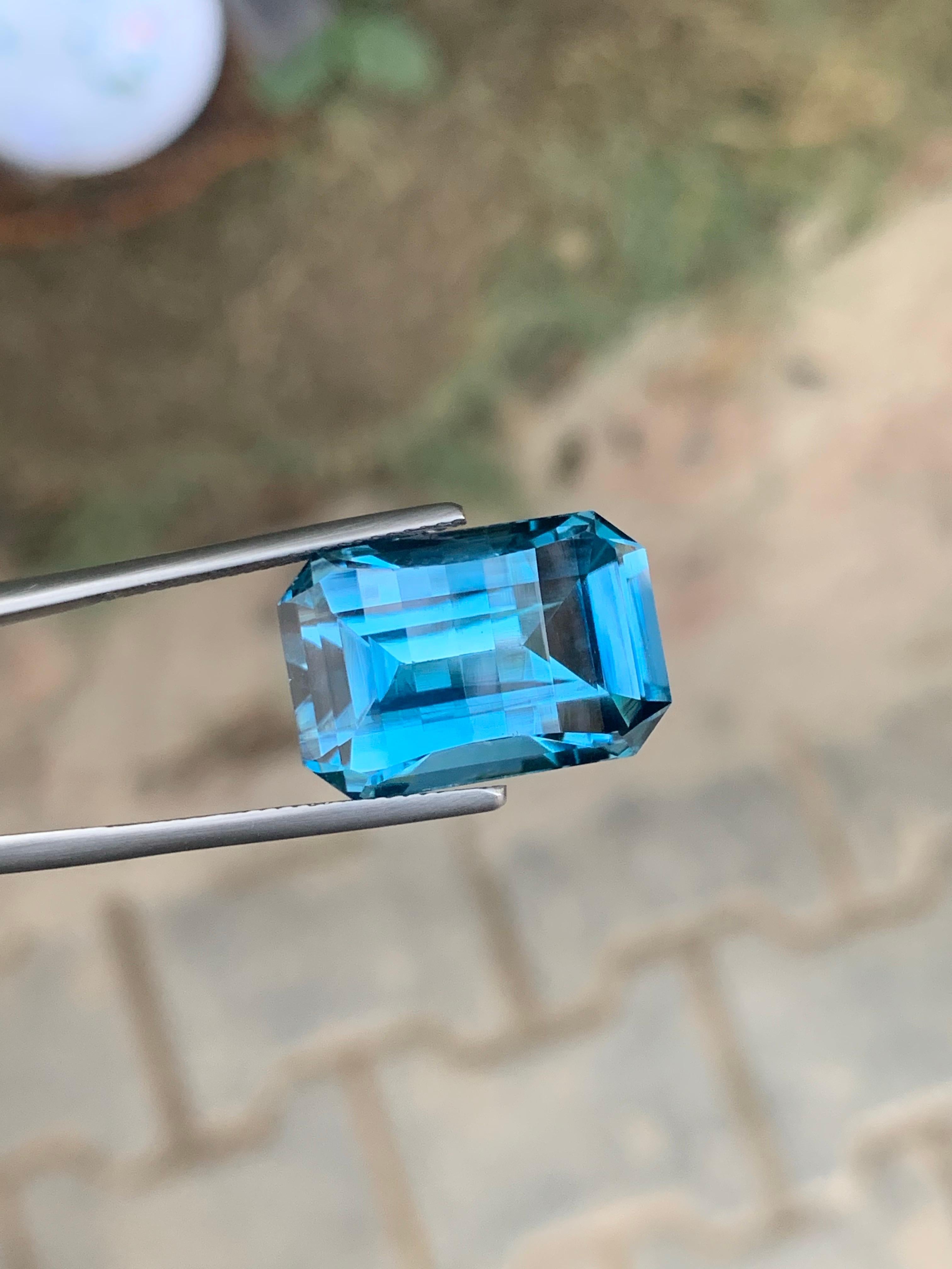 22.75 Carat Natural Loose London blue Topaz Pixel Cut Gemstone From Brazil in vendita 4