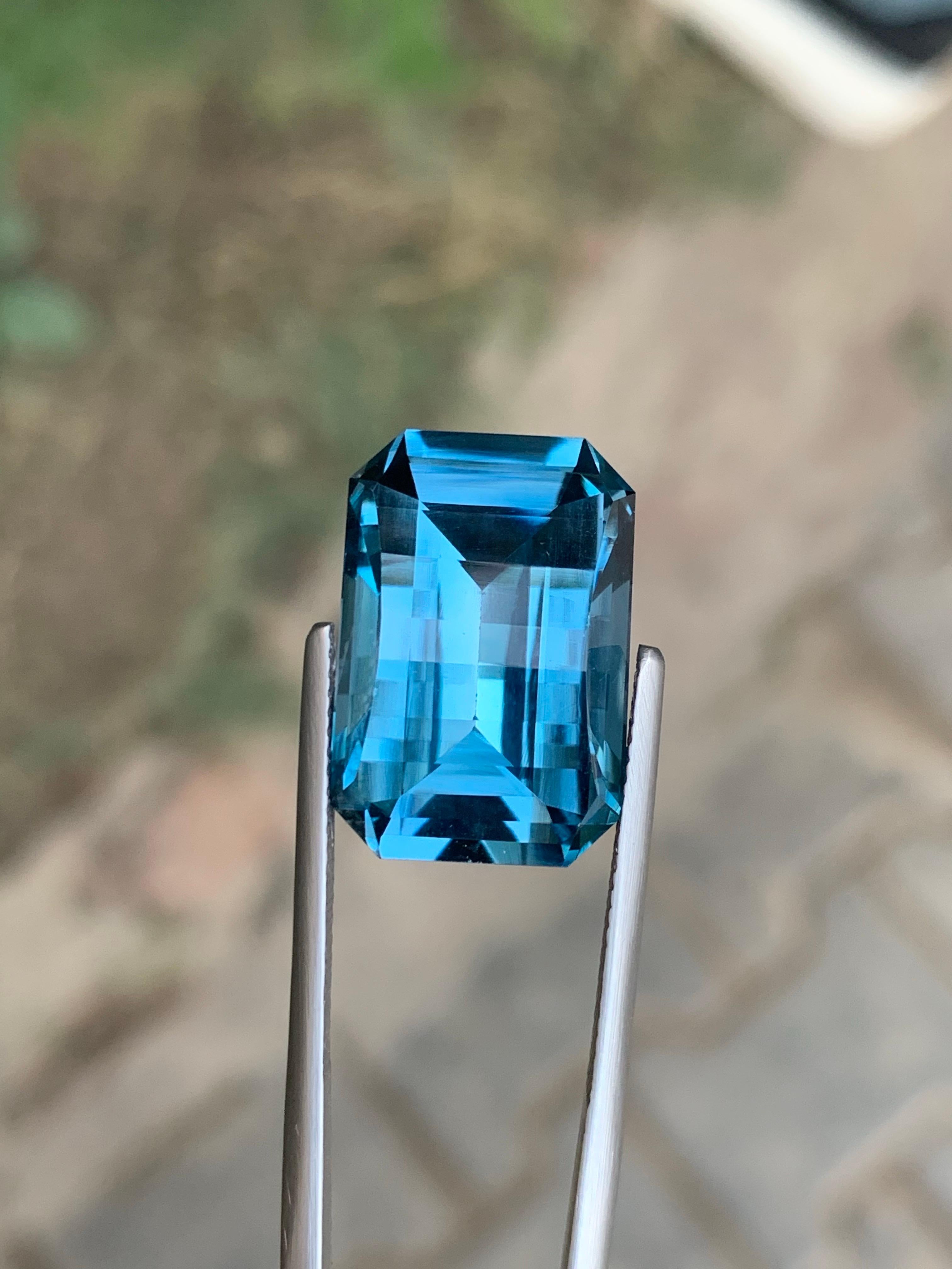 22.75 Carat Natural Loose London blue Topaz Pixel Cut Gemstone From Brazil in vendita 5