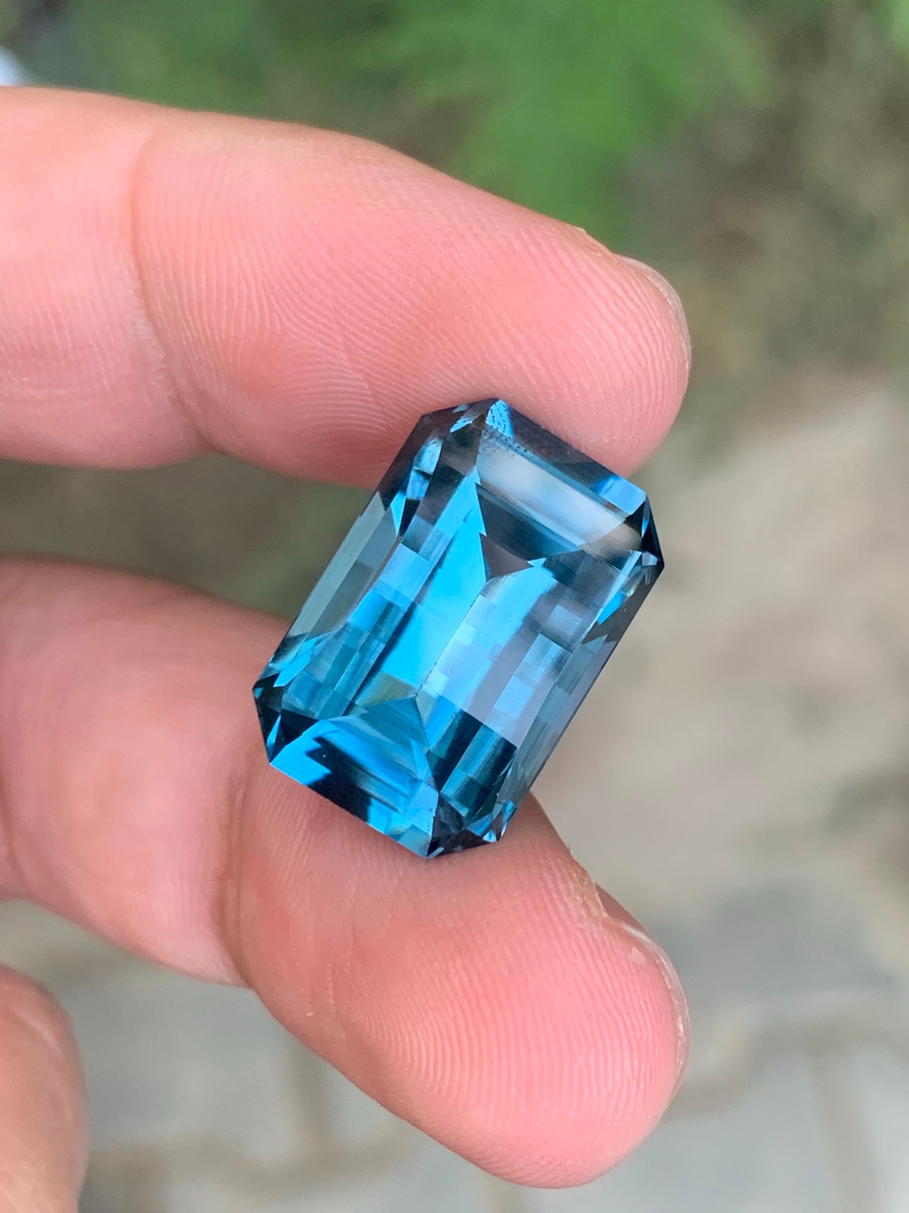 22.75 Carat Natural Loose London blue Topaz Pixel Cut Gemstone From Brazil in vendita 6