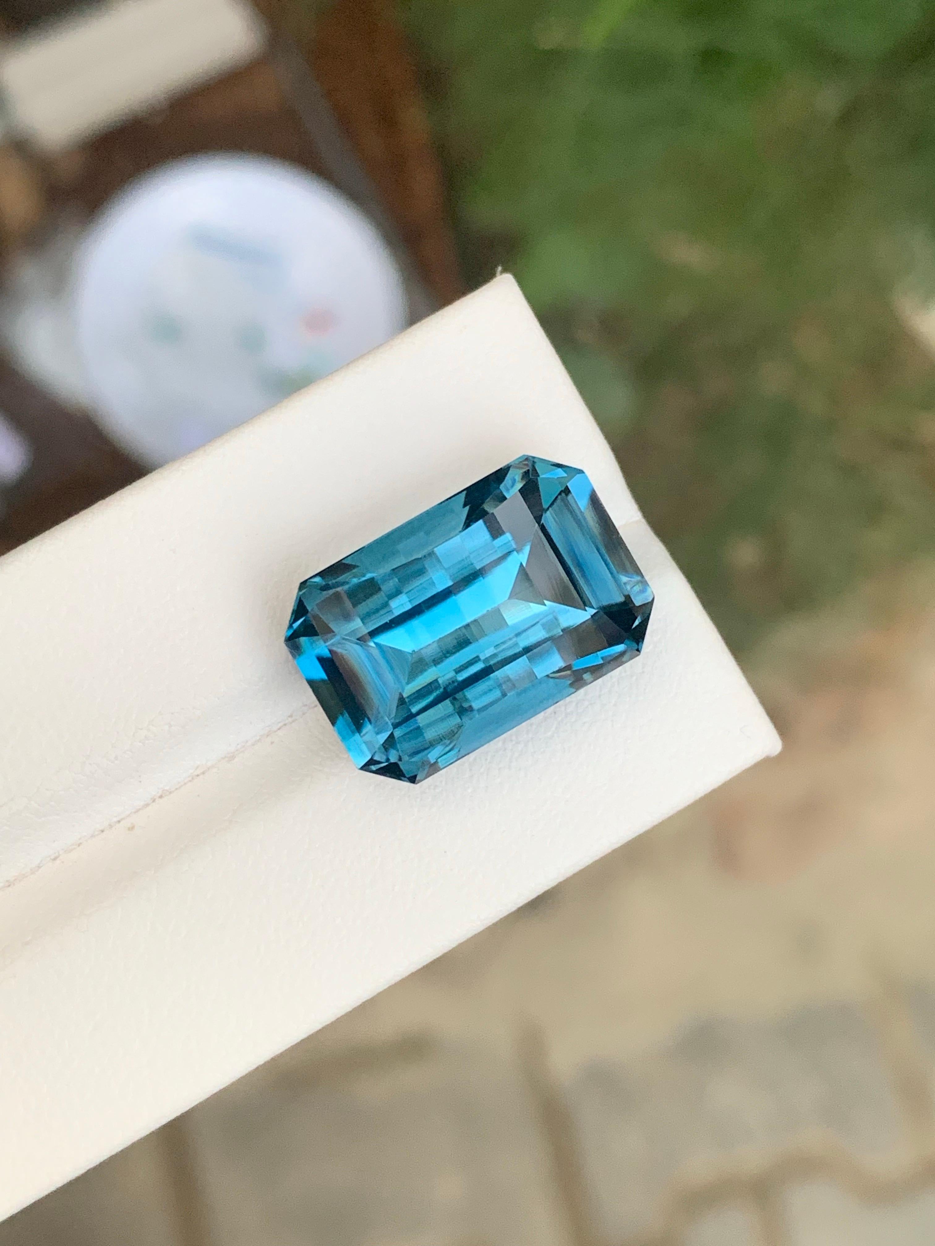 Arts and Crafts 22.75 Carat Natural Loose London blue Topaz Pixel Cut Gemstone From Brazil in vendita